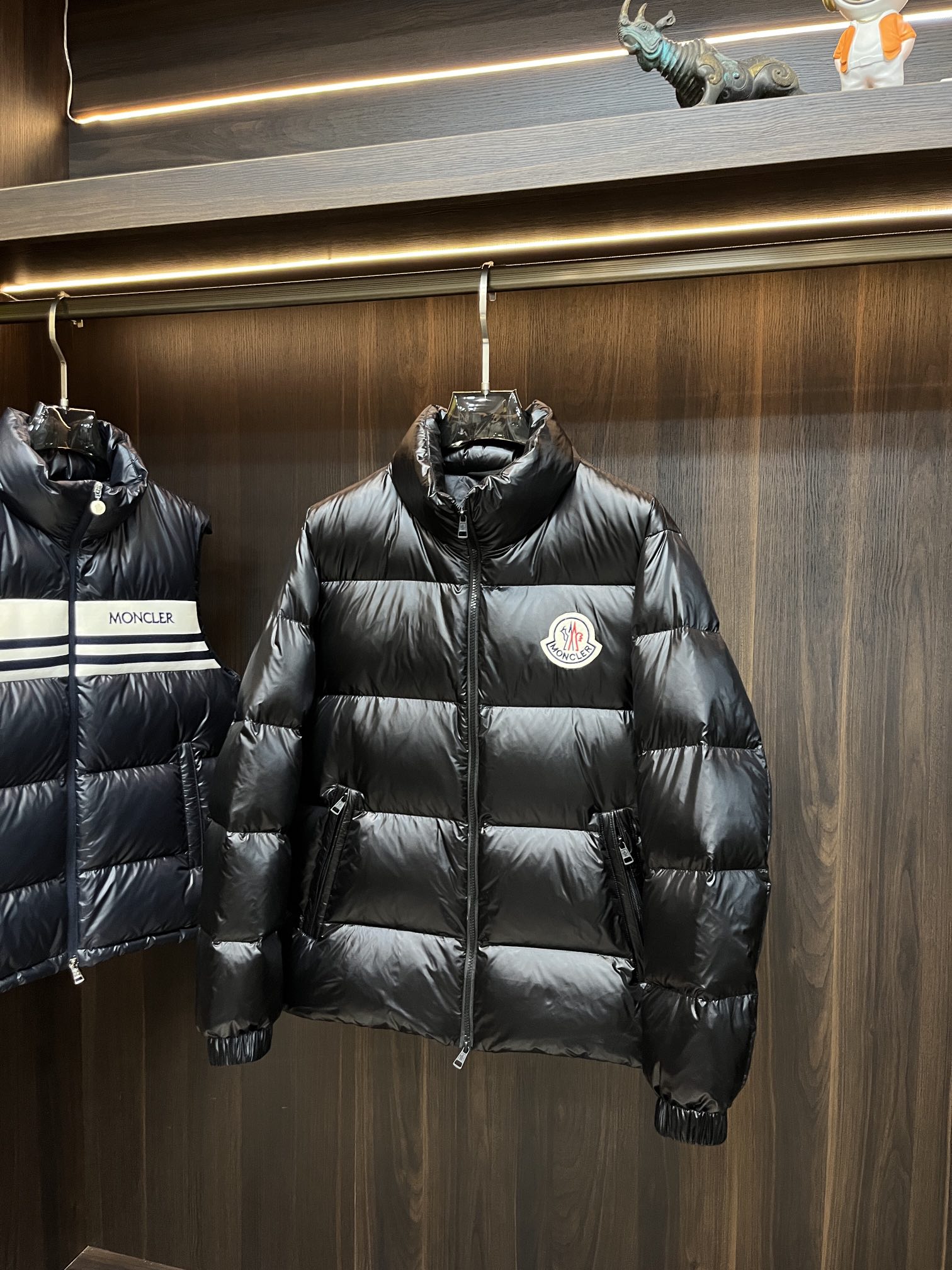 主推Moncler2024秋冬新款羽绒蒙口新款立领设计羽绒服外套选用亮泽尼龙面料打造胸前经典印花战马设计