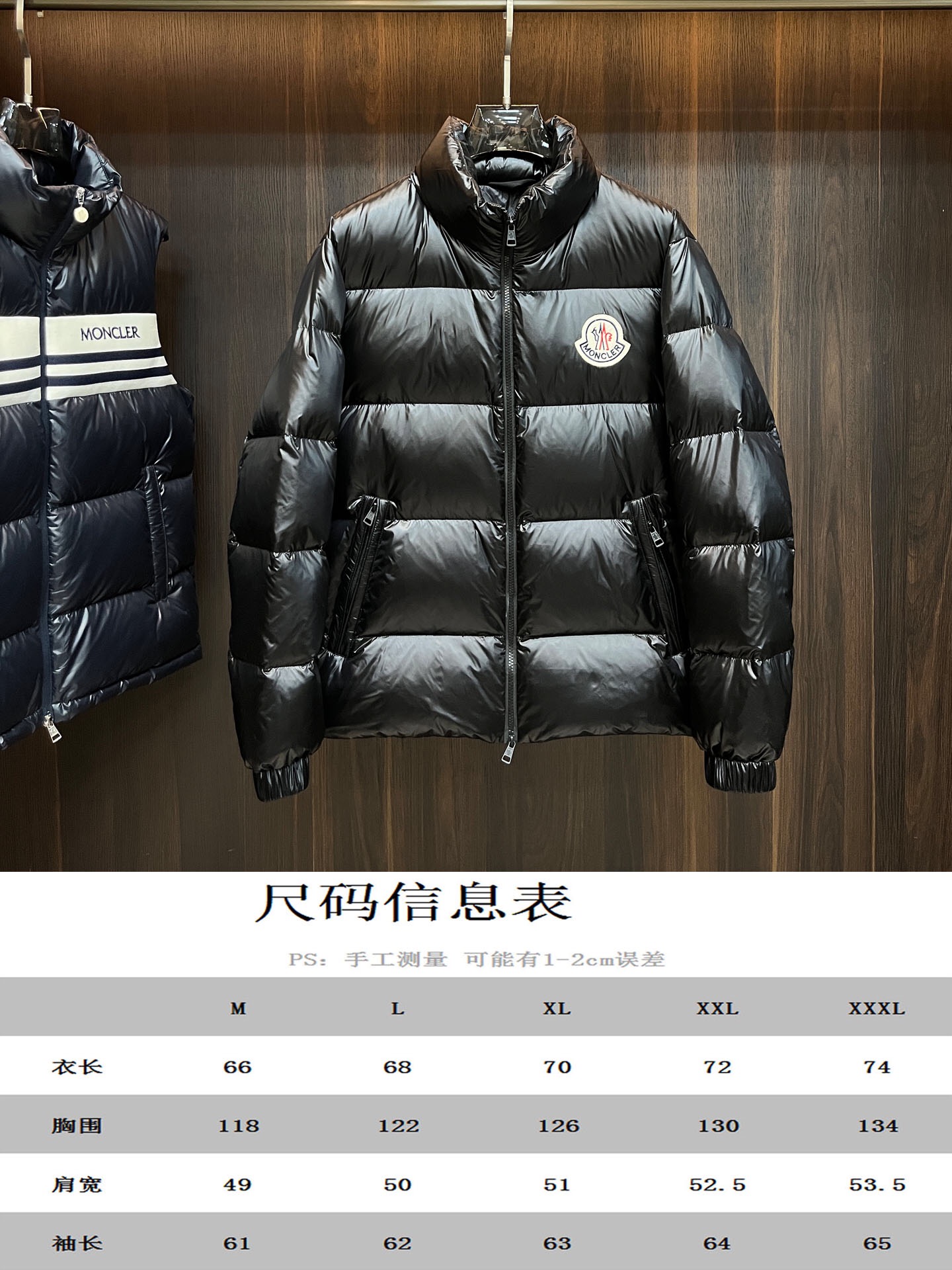 主推Moncler2024秋冬新款羽绒蒙口新款立领设计羽绒服外套选用亮泽尼龙面料打造胸前经典印花战马设计