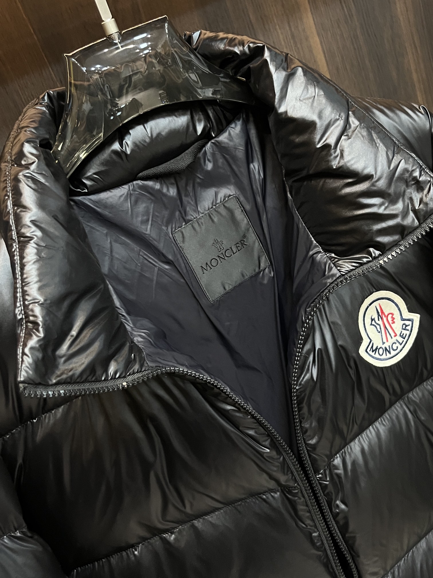 主推Moncler2024秋冬新款羽绒蒙口新款立领设计羽绒服外套选用亮泽尼龙面料打造胸前经典印花战马设计