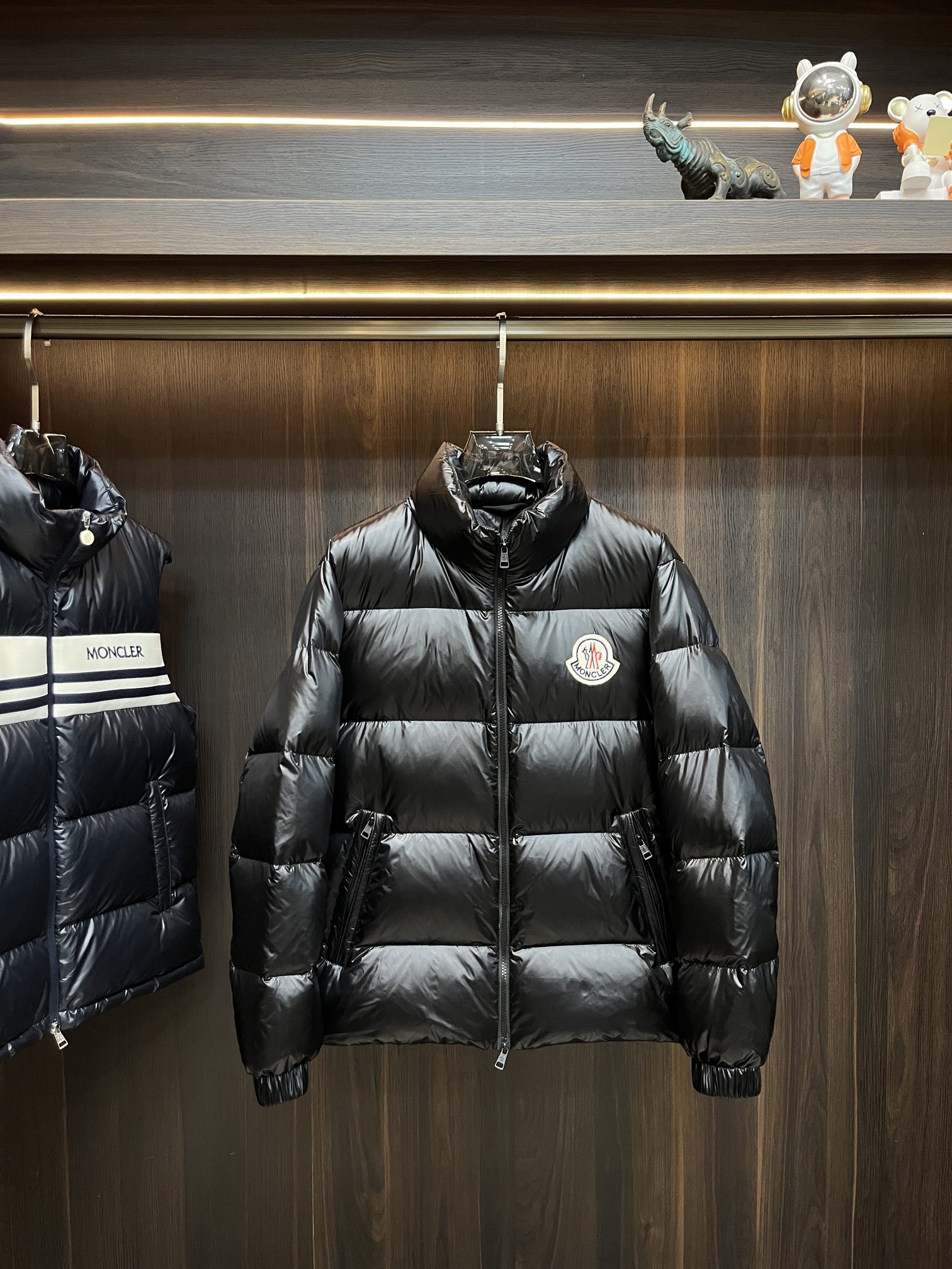 主推Moncler2024秋冬新款羽绒蒙口新款立领设计羽绒服外套选用亮泽尼龙面料打造胸前经典印花战马设计