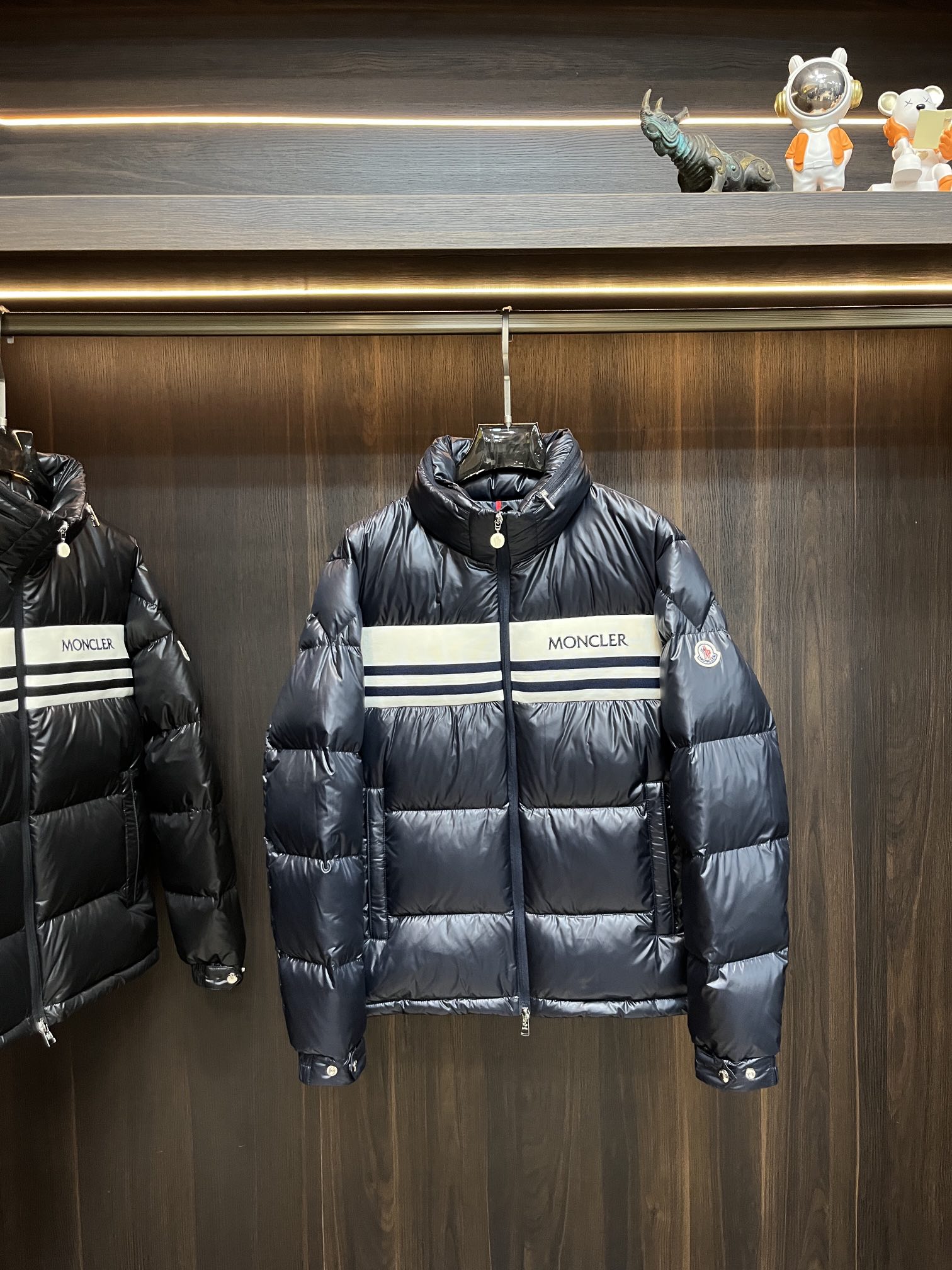 主推Moncler2024秋冬新款羽绒蒙口新款立领设计羽绒服外套选用亮泽尼龙面料打造胸前经典印花战马设计