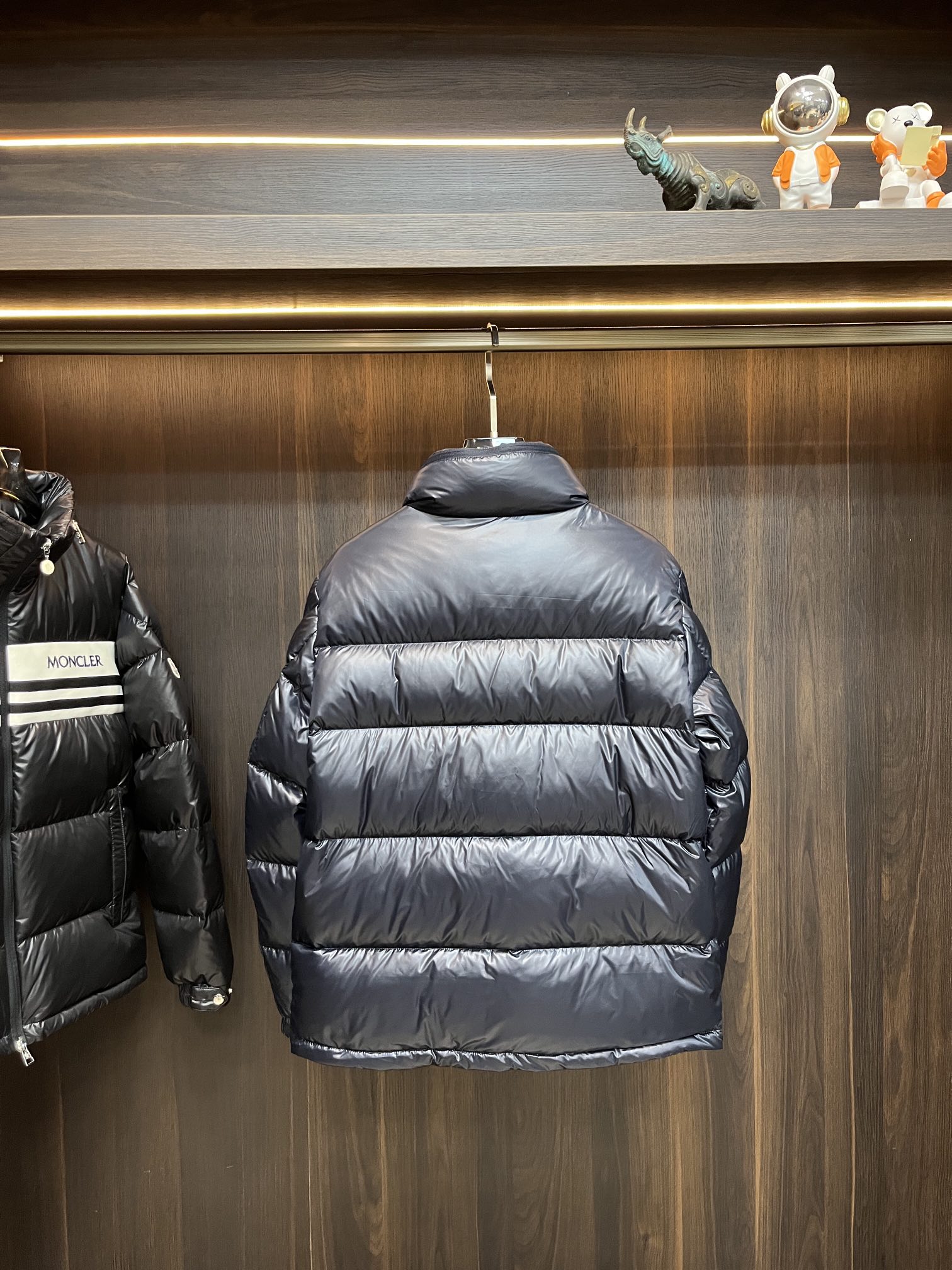 主推Moncler2024秋冬新款羽绒蒙口新款立领设计羽绒服外套选用亮泽尼龙面料打造胸前经典印花战马设计