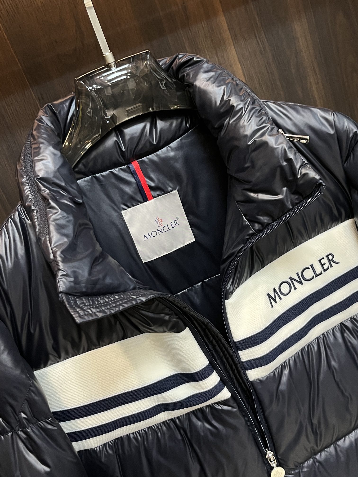 主推Moncler2024秋冬新款羽绒蒙口新款立领设计羽绒服外套选用亮泽尼龙面料打造胸前经典印花战马设计