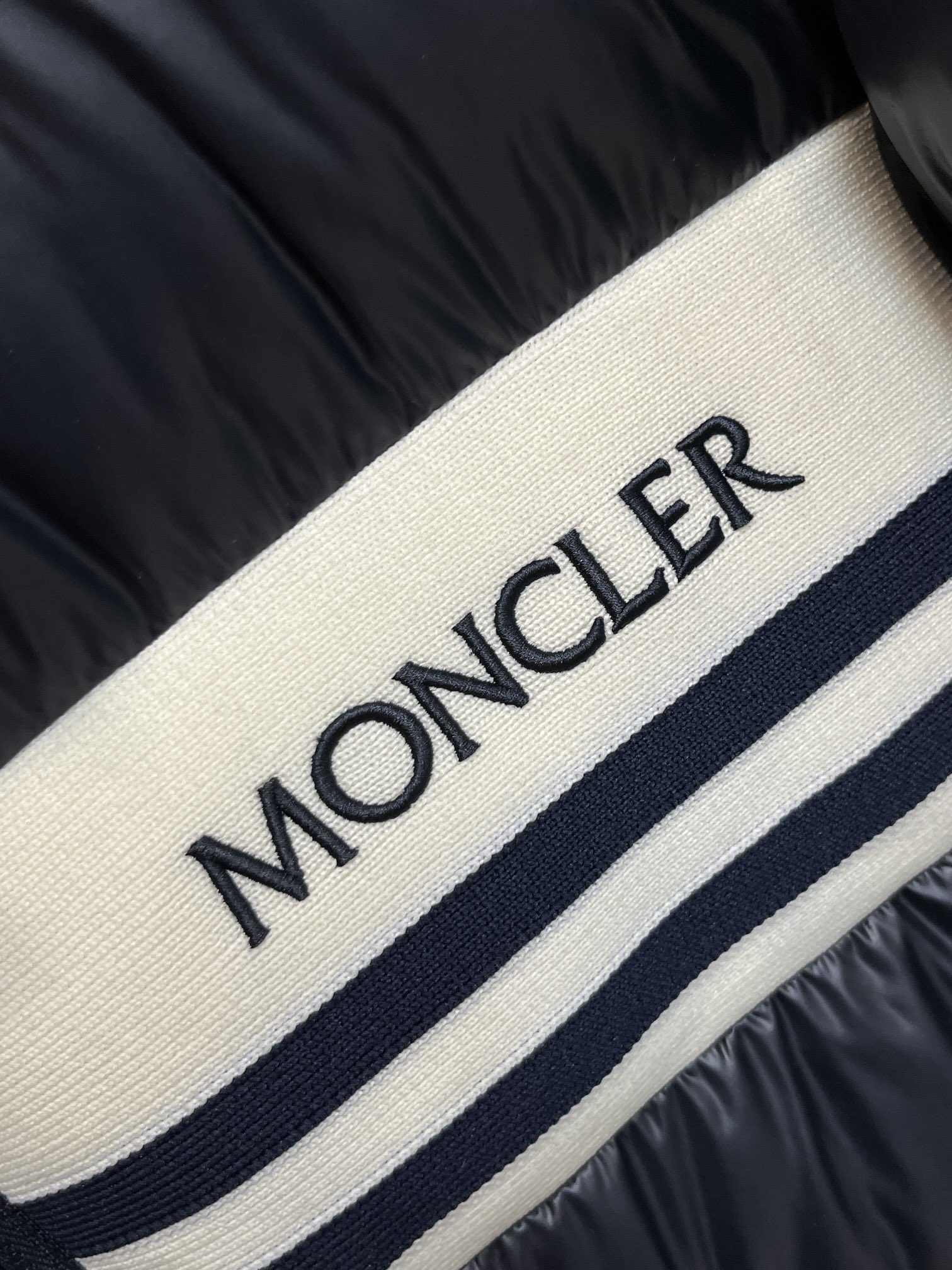 主推Moncler2024秋冬新款羽绒蒙口新款立领设计羽绒服外套选用亮泽尼龙面料打造胸前经典印花战马设计