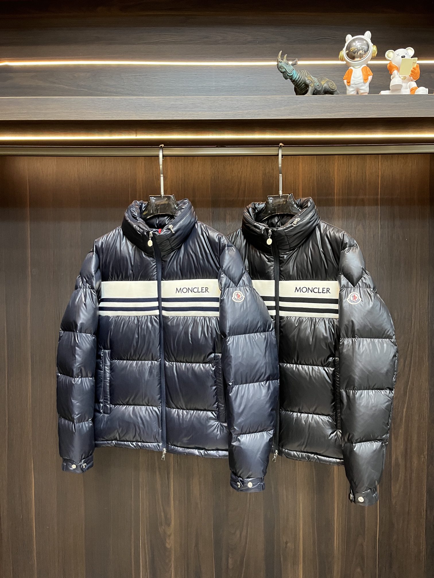 主推Moncler2024秋冬新款羽绒蒙口新款立领设计羽绒服外套选用亮泽尼龙面料打造胸前经典印花战马设计