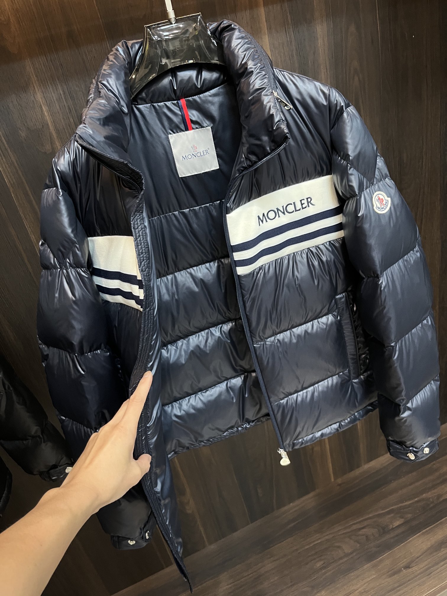 主推Moncler2024秋冬新款羽绒蒙口新款立领设计羽绒服外套选用亮泽尼龙面料打造胸前经典印花战马设计