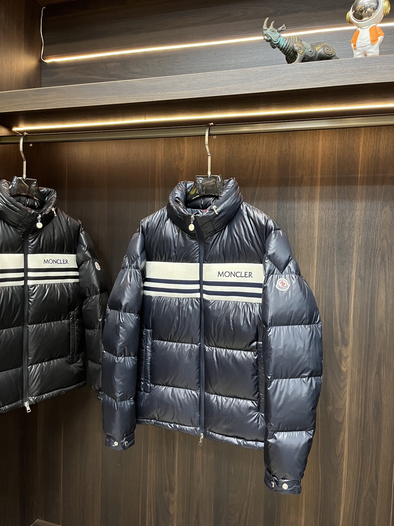 主推Moncler2024秋冬新款羽绒蒙口新款立领设计羽绒服外套选用亮泽尼龙面料打造胸前经典印花战马设计