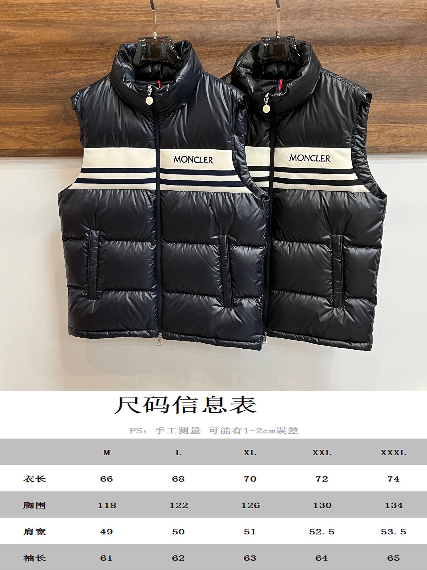 主推Moncler2024秋冬新款羽绒蒙口新款立领设计羽绒服马甲外套选用亮泽尼龙面料打造胸前经典印花设计