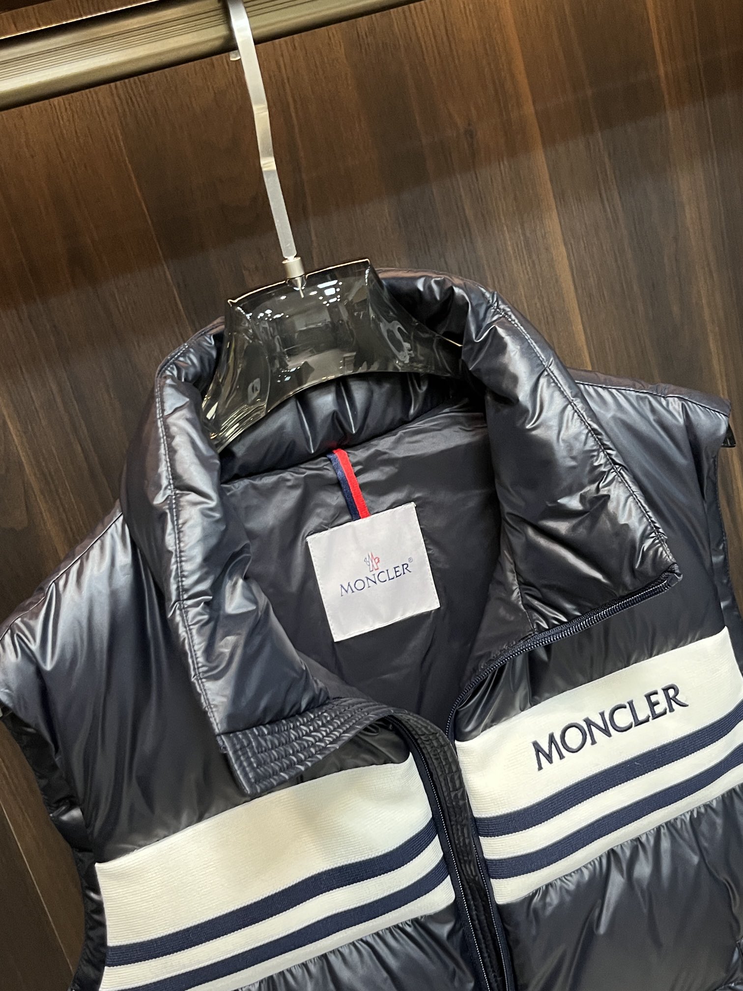 主推Moncler2024秋冬新款羽绒蒙口新款立领设计羽绒服马甲外套选用亮泽尼龙面料打造胸前经典印花设计