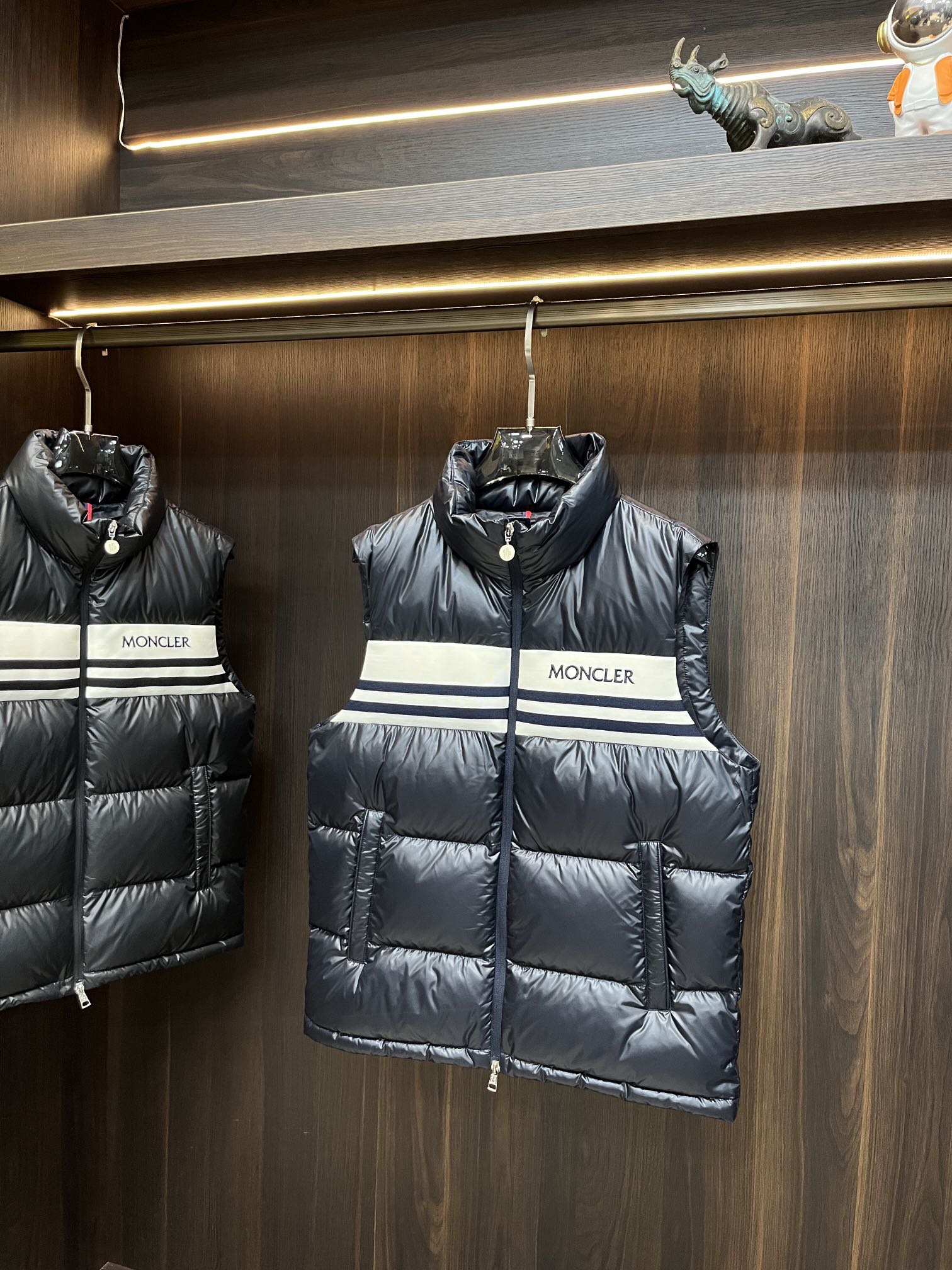 主推Moncler2024秋冬新款羽绒蒙口新款立领设计羽绒服马甲外套选用亮泽尼龙面料打造胸前经典印花设计