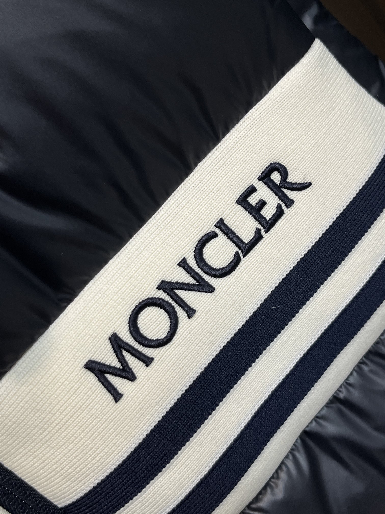 主推Moncler2024秋冬新款羽绒蒙口新款立领设计羽绒服马甲外套选用亮泽尼龙面料打造胸前经典印花设计