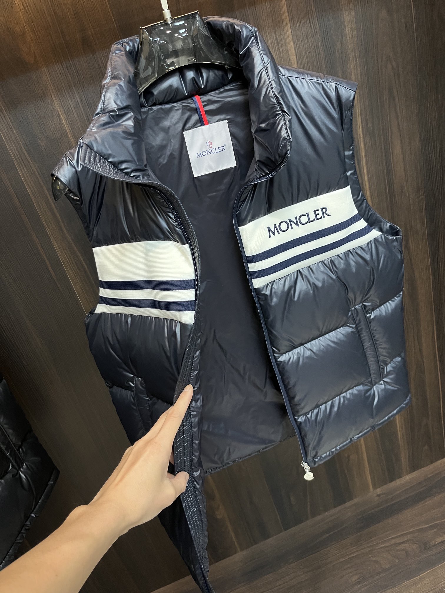 主推Moncler2024秋冬新款羽绒蒙口新款立领设计羽绒服马甲外套选用亮泽尼龙面料打造胸前经典印花设计