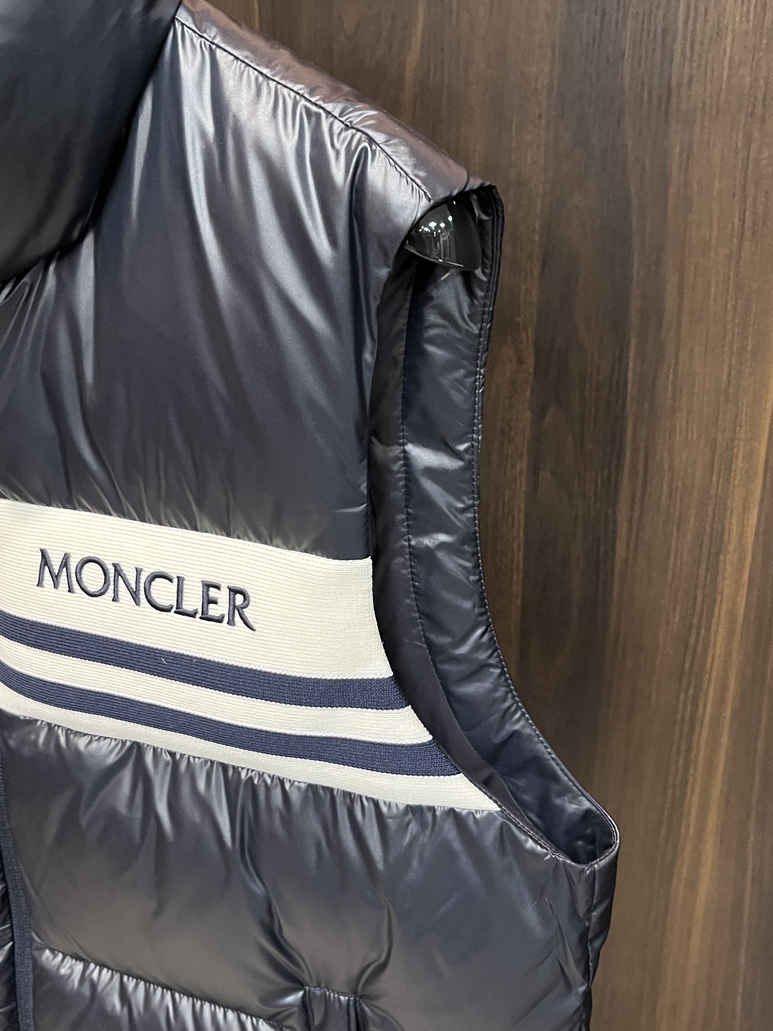 主推Moncler2024秋冬新款羽绒蒙口新款立领设计羽绒服马甲外套选用亮泽尼龙面料打造胸前经典印花设计