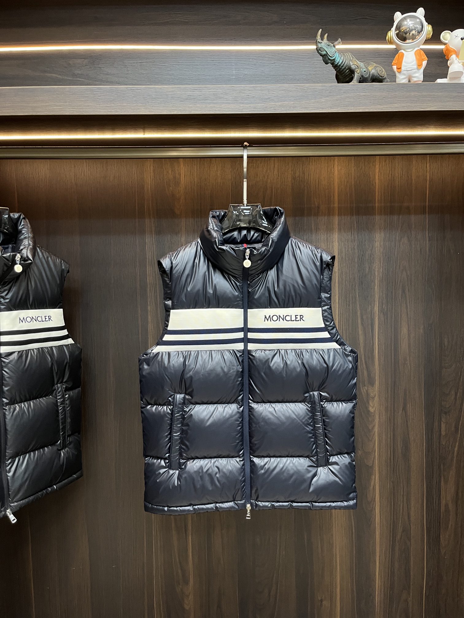 主推Moncler2024秋冬新款羽绒蒙口新款立领设计羽绒服马甲外套选用亮泽尼龙面料打造胸前经典印花设计