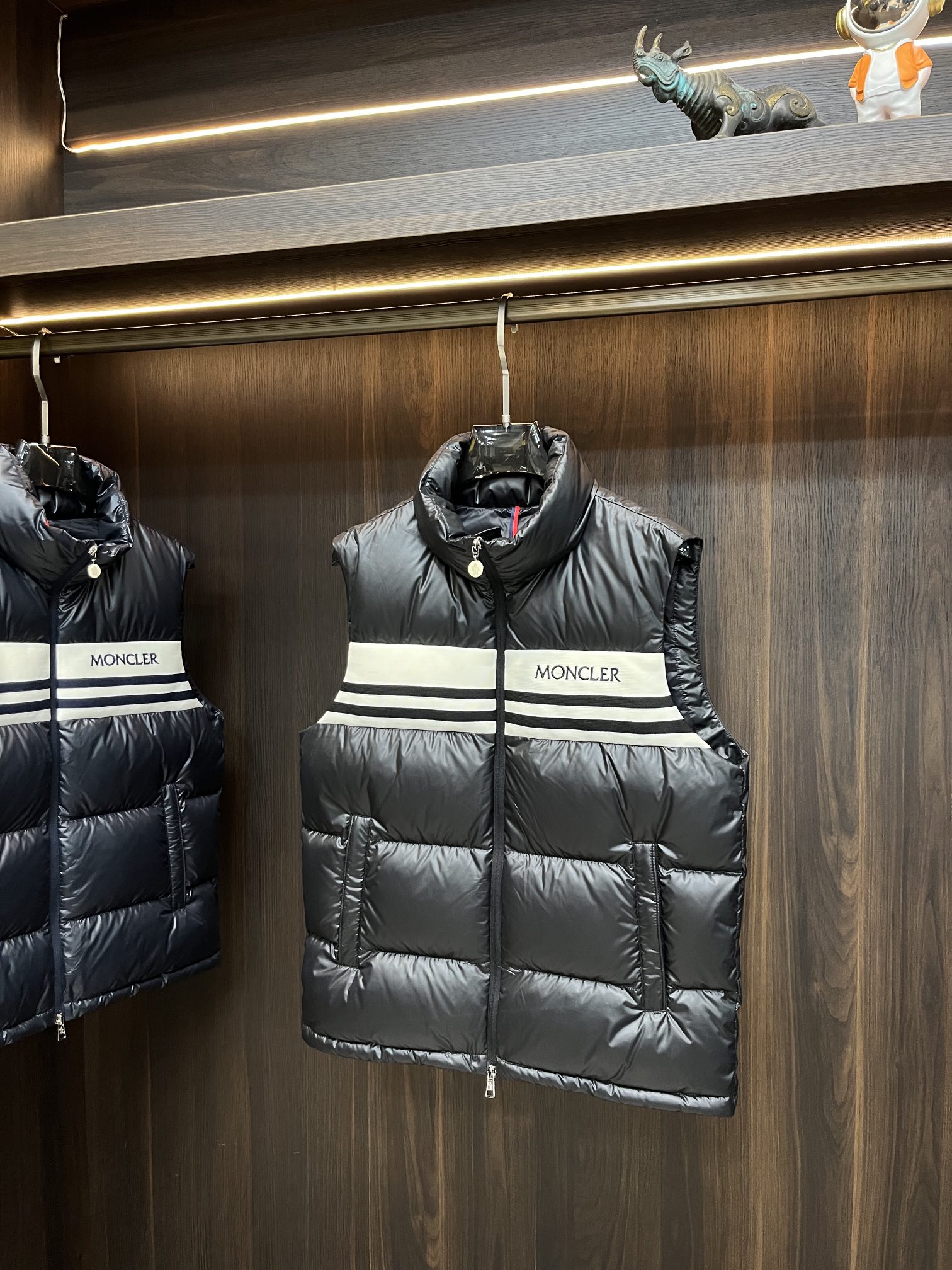 主推Moncler2024秋冬新款羽绒蒙口新款立领设计羽绒服马甲外套选用亮泽尼龙面料打造胸前经典印花设计