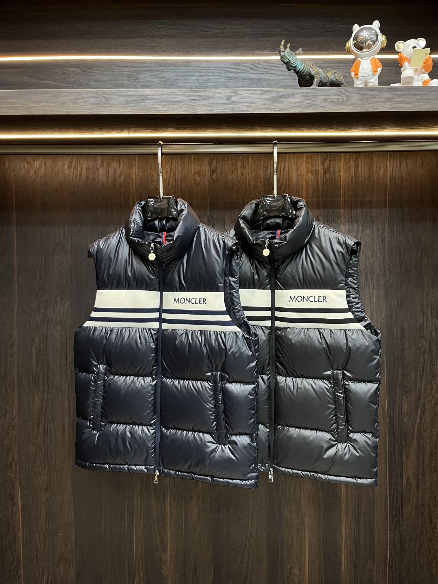 主推Moncler2024秋冬新款羽绒蒙口新款立领设计羽绒服马甲外套选用亮泽尼龙面料打造胸前经典印花设计