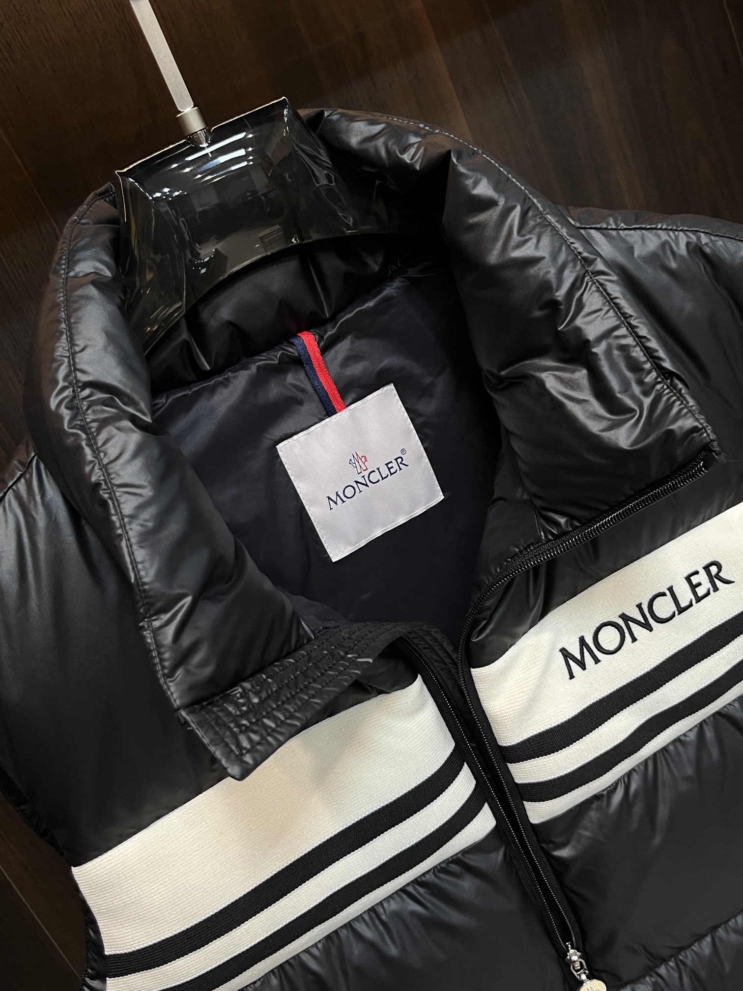 主推Moncler2024秋冬新款羽绒蒙口新款立领设计羽绒服马甲外套选用亮泽尼龙面料打造胸前经典印花设计