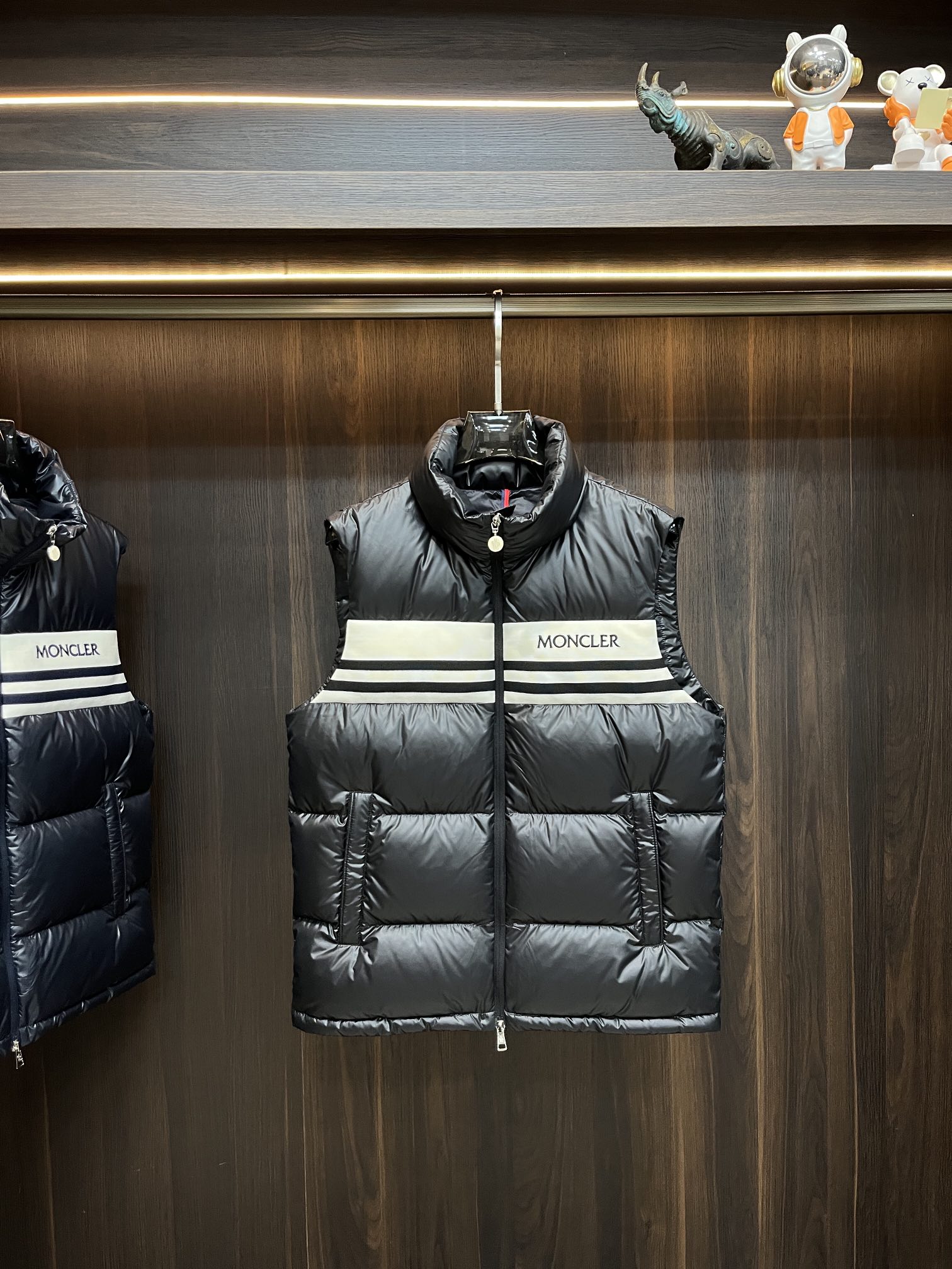 主推Moncler2024秋冬新款羽绒蒙口新款立领设计羽绒服马甲外套选用亮泽尼龙面料打造胸前经典印花设计