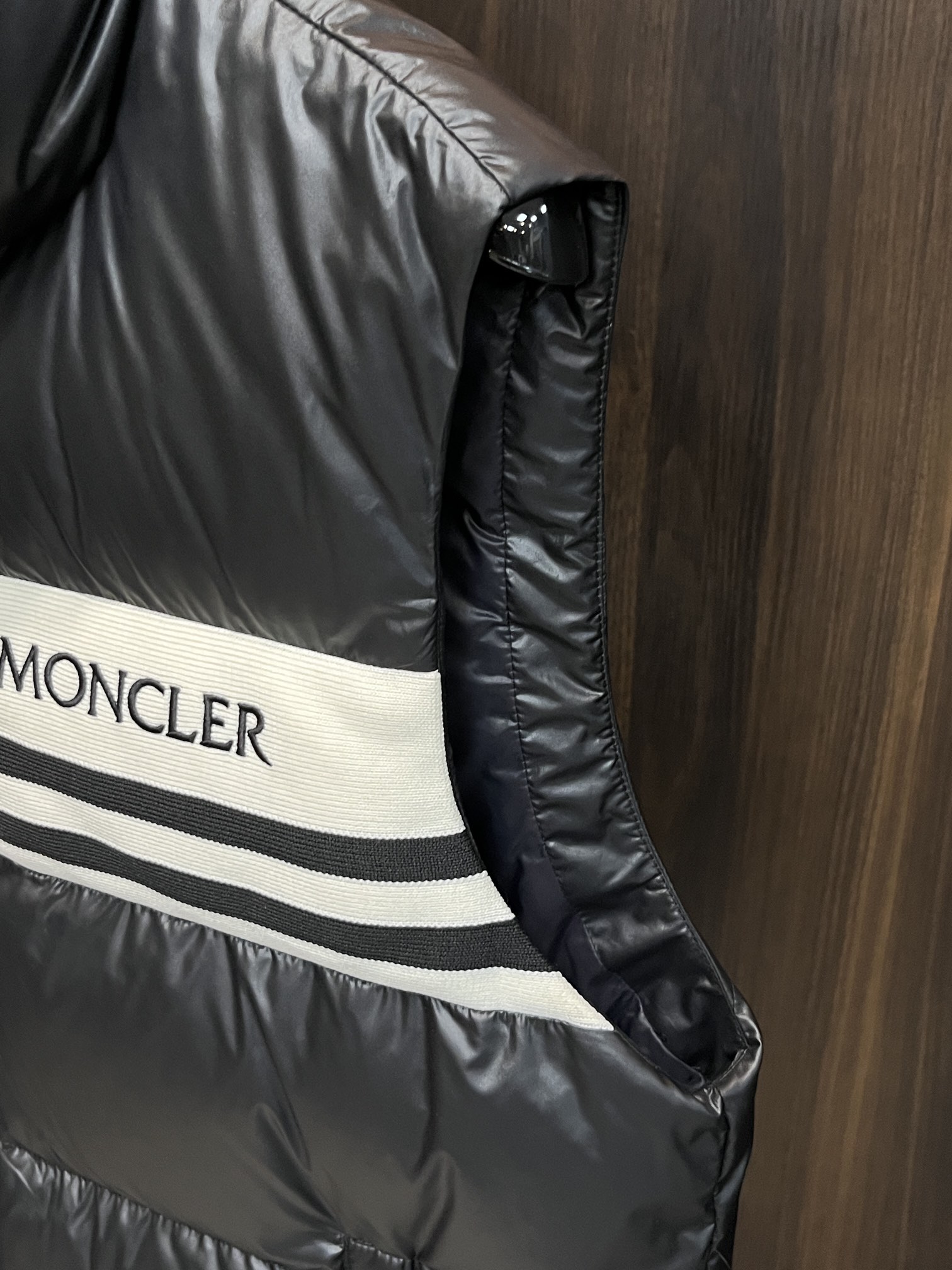 主推Moncler2024秋冬新款羽绒蒙口新款立领设计羽绒服马甲外套选用亮泽尼龙面料打造胸前经典印花设计