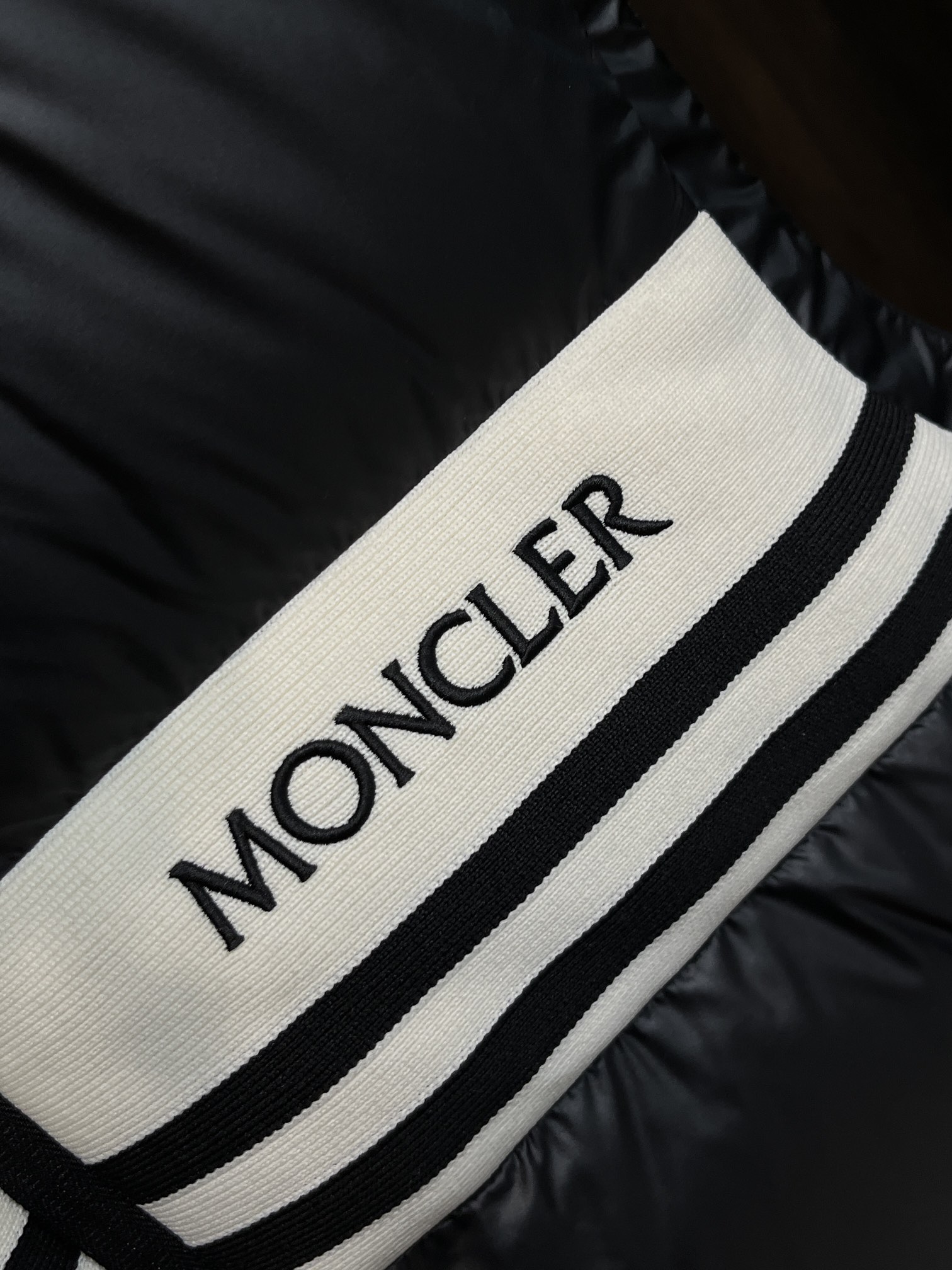 主推Moncler2024秋冬新款羽绒蒙口新款立领设计羽绒服马甲外套选用亮泽尼龙面料打造胸前经典印花设计