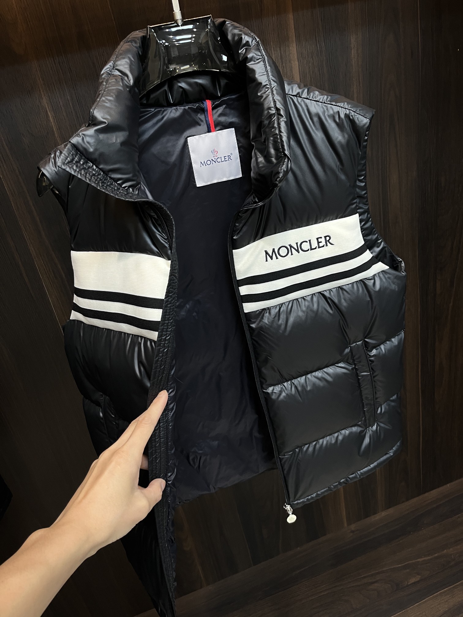 主推Moncler2024秋冬新款羽绒蒙口新款立领设计羽绒服马甲外套选用亮泽尼龙面料打造胸前经典印花设计