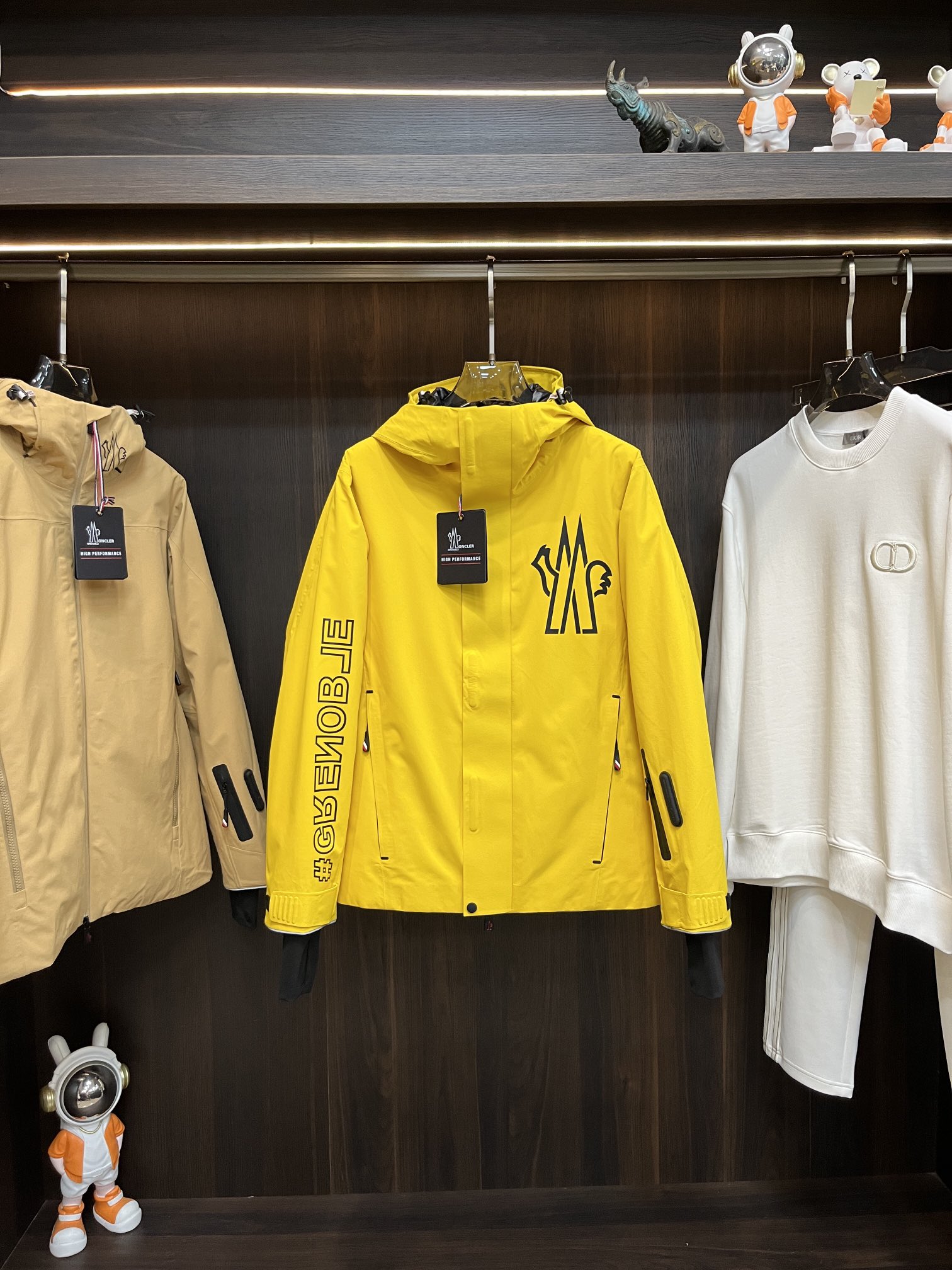 Moncler2024秋冬新款羽绒蒙口新款连帽设计羽绒服外套选用亮泽尼龙面料打造胸前经典印花设计logo