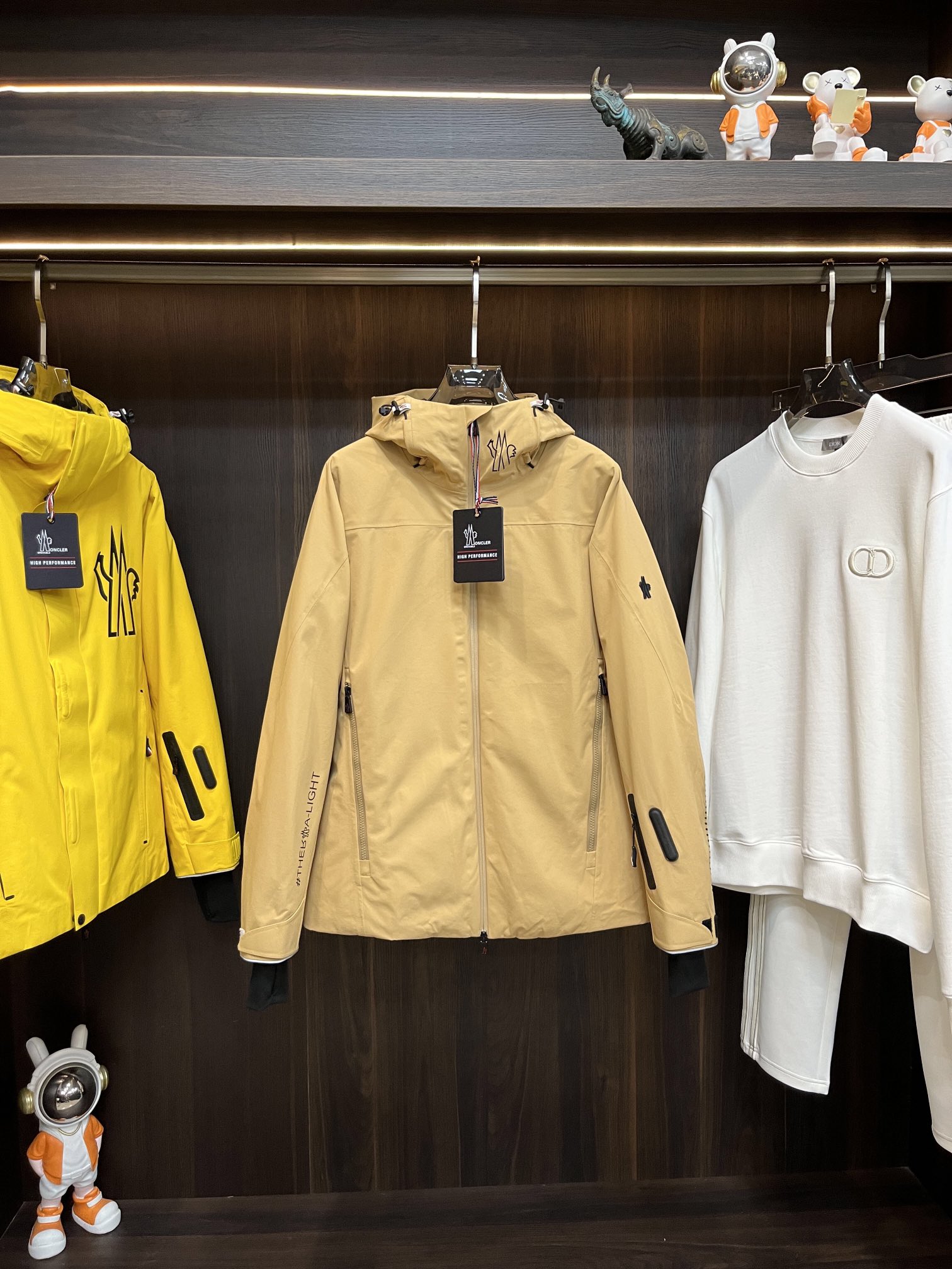 Moncler2024秋冬新款羽绒蒙口新款连帽设计羽绒服外套选用亮泽尼龙面料打造胸前经典印花设计logo