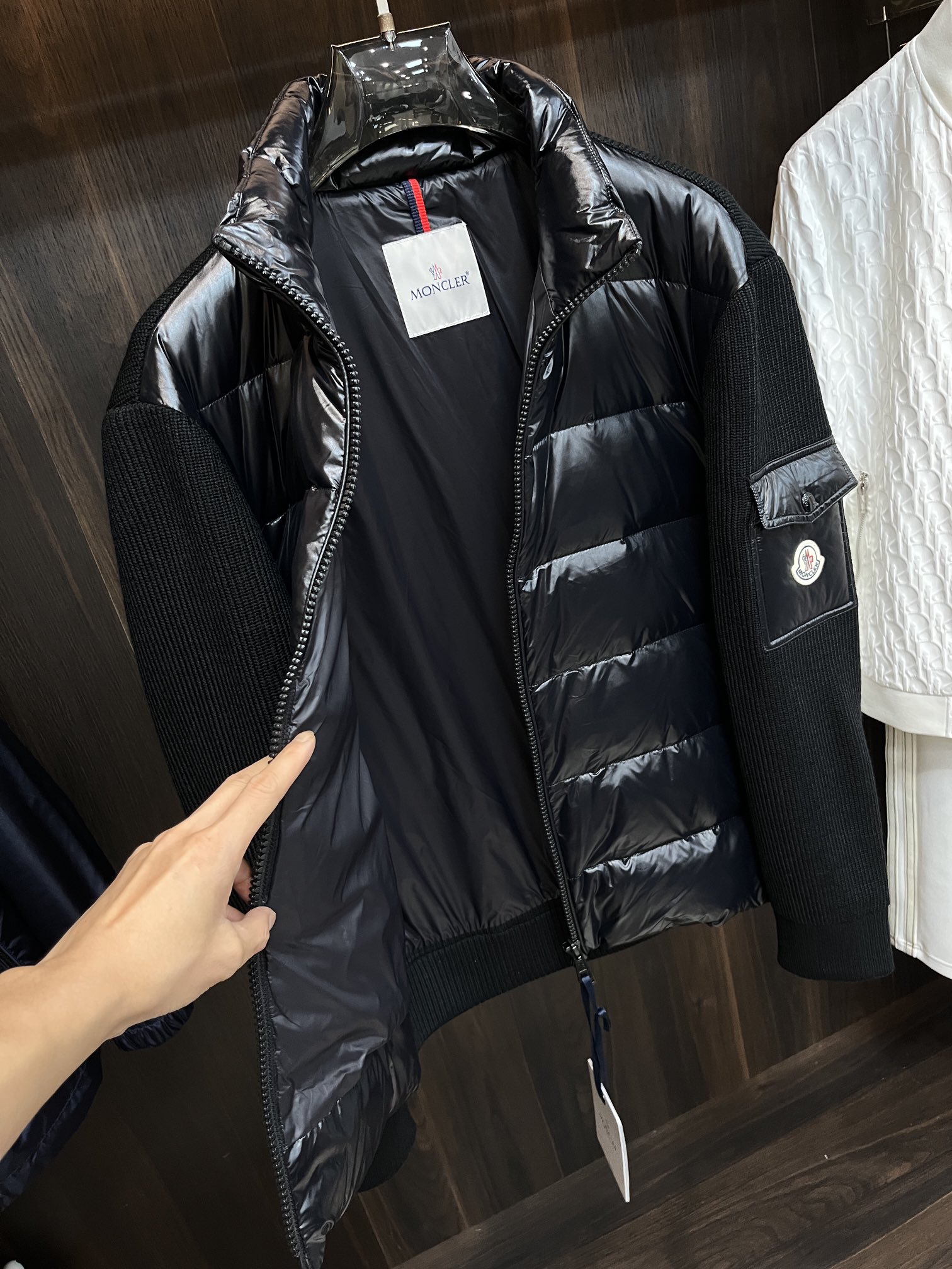 Moncler2024秋冬新款羽绒蒙口新款立领设计羽绒服外套选用亮泽尼龙面料打造胸前经典印花设计logo