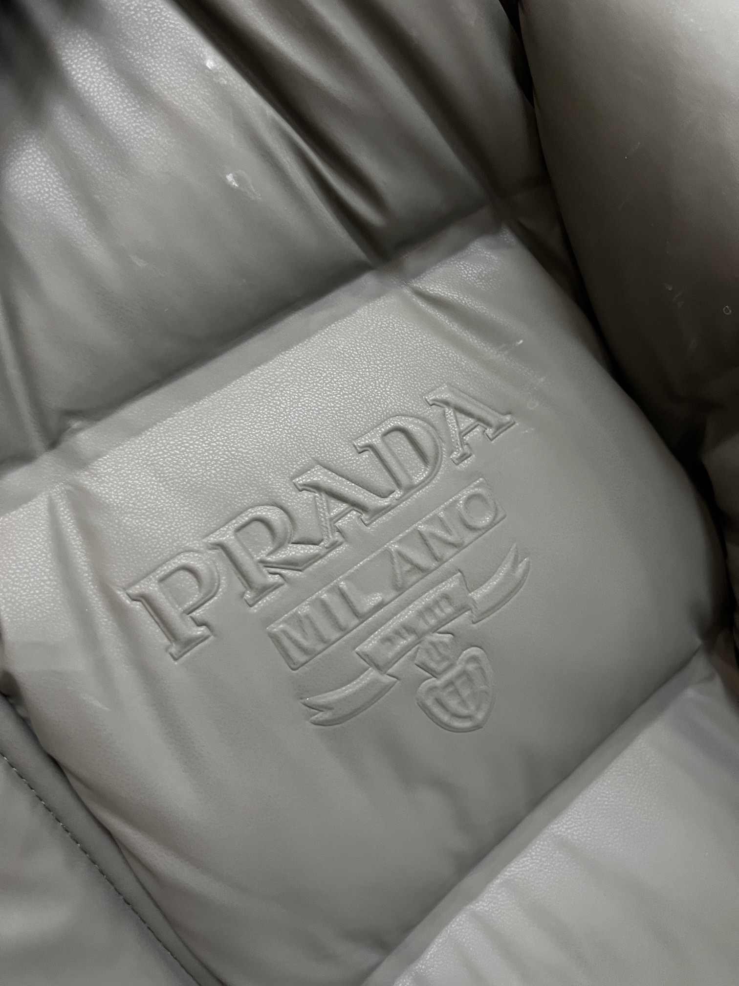 主推Prada2024秋冬新款羽绒️普拉达新款连帽设计羽绒服外套选用亮泽尼龙面料打造胸前经典印花设计lo