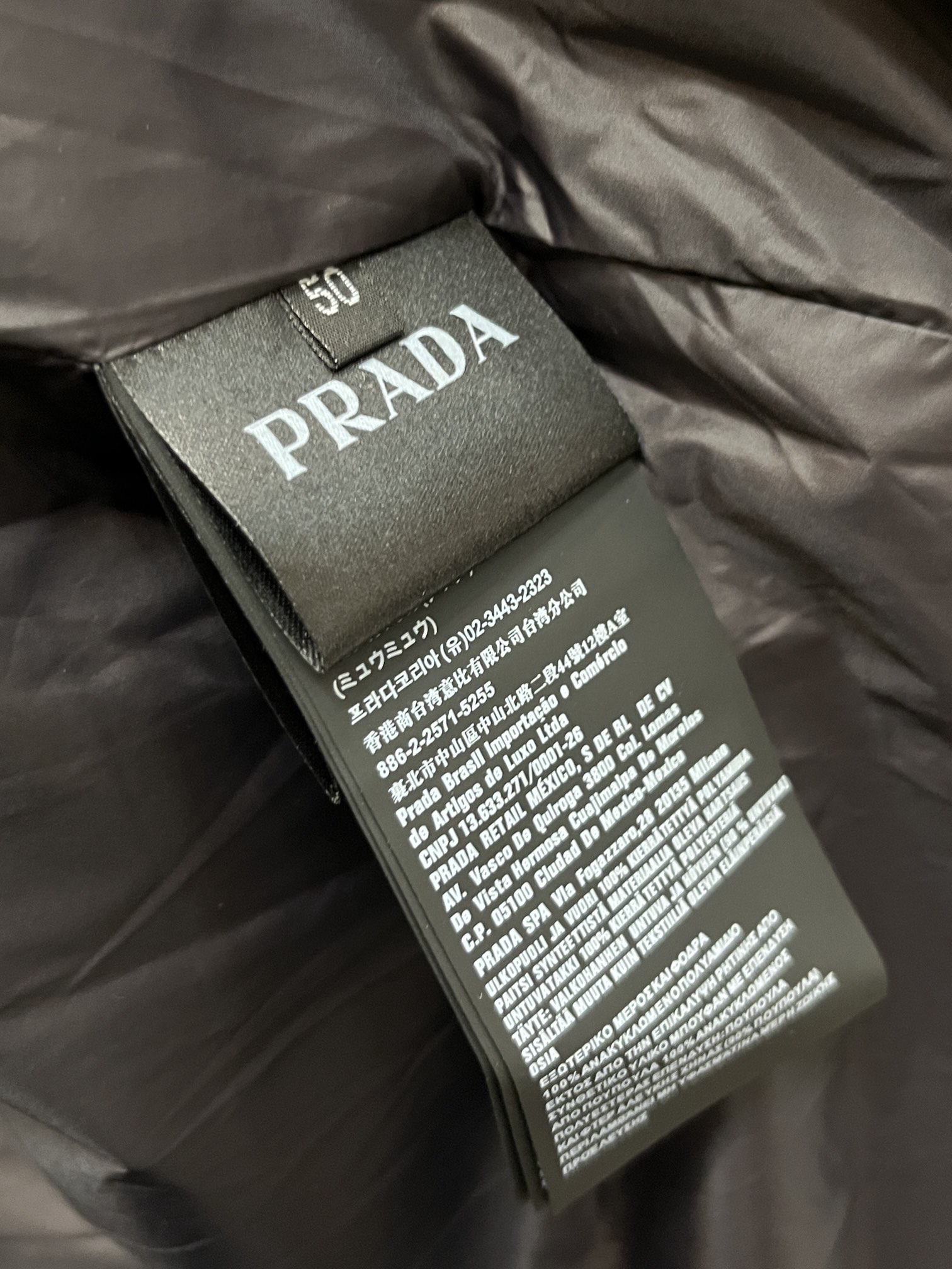 主推Prada2024秋冬新款羽绒️普拉达新款连帽设计羽绒服外套选用亮泽尼龙面料打造胸前经典印花设计lo