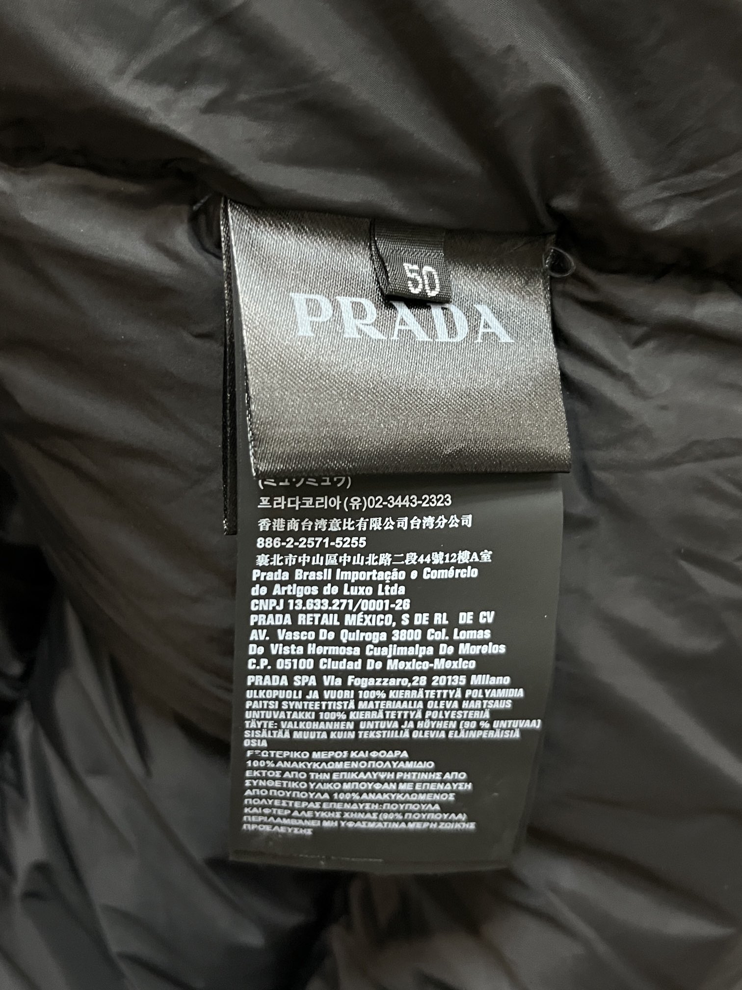 主推Prada2024秋冬新款羽绒️普拉达新款连帽设计羽绒服外套选用亮泽尼龙面料打造胸前经典印花设计lo