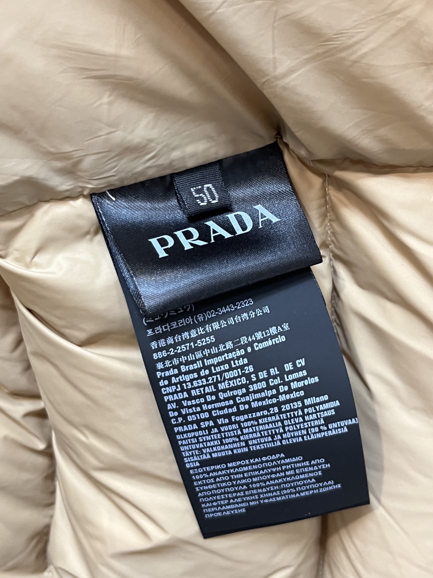 主推Prada2024秋冬新款羽绒️普拉达新款连帽设计羽绒服外套选用亮泽尼龙面料打造胸前经典印花设计lo