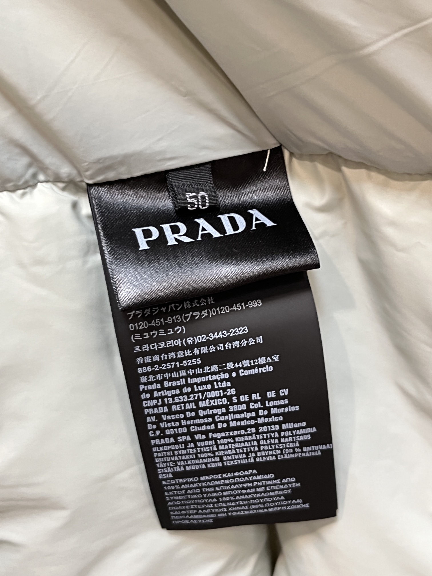 主推Prada2024秋冬新款羽绒️普拉达新款连帽设计羽绒服外套选用亮泽尼龙面料打造胸前经典印花设计lo