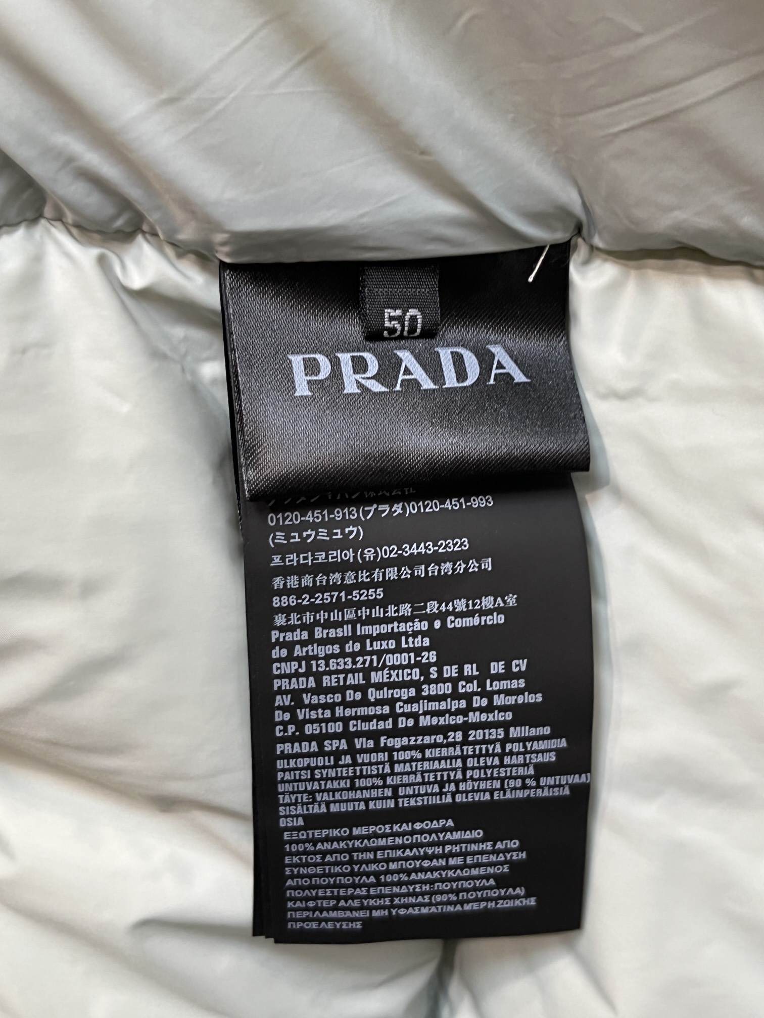 主推Prada2024秋冬新款羽绒️普拉达新款连帽设计羽绒服外套选用亮泽尼龙面料打造胸前经典印花设计lo