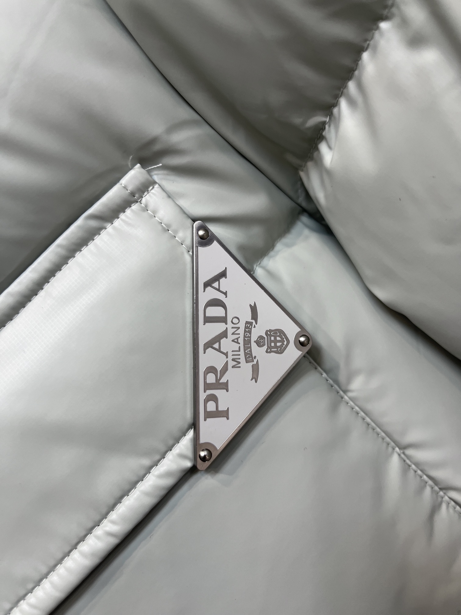 主推Prada2024秋冬新款羽绒️普拉达新款连帽设计羽绒服外套选用亮泽尼龙面料打造胸前经典印花设计lo