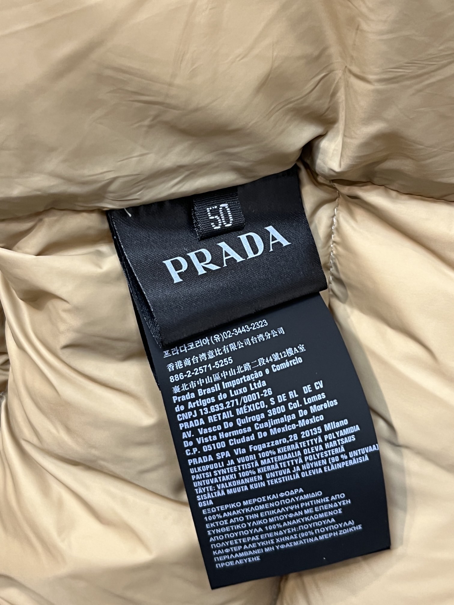 主推Prada2024秋冬新款羽绒️普拉达新款连帽设计羽绒服外套选用亮泽尼龙面料打造胸前经典印花设计lo