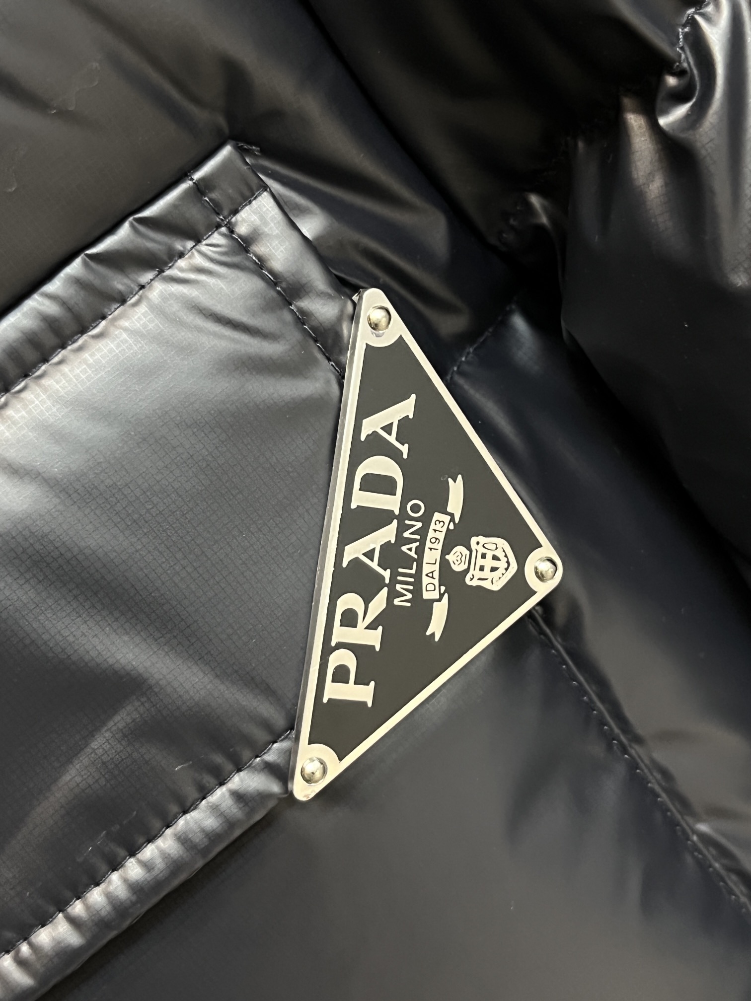 主推Prada2024秋冬新款羽绒️普拉达新款连帽设计羽绒服外套选用亮泽尼龙面料打造胸前经典印花设计lo