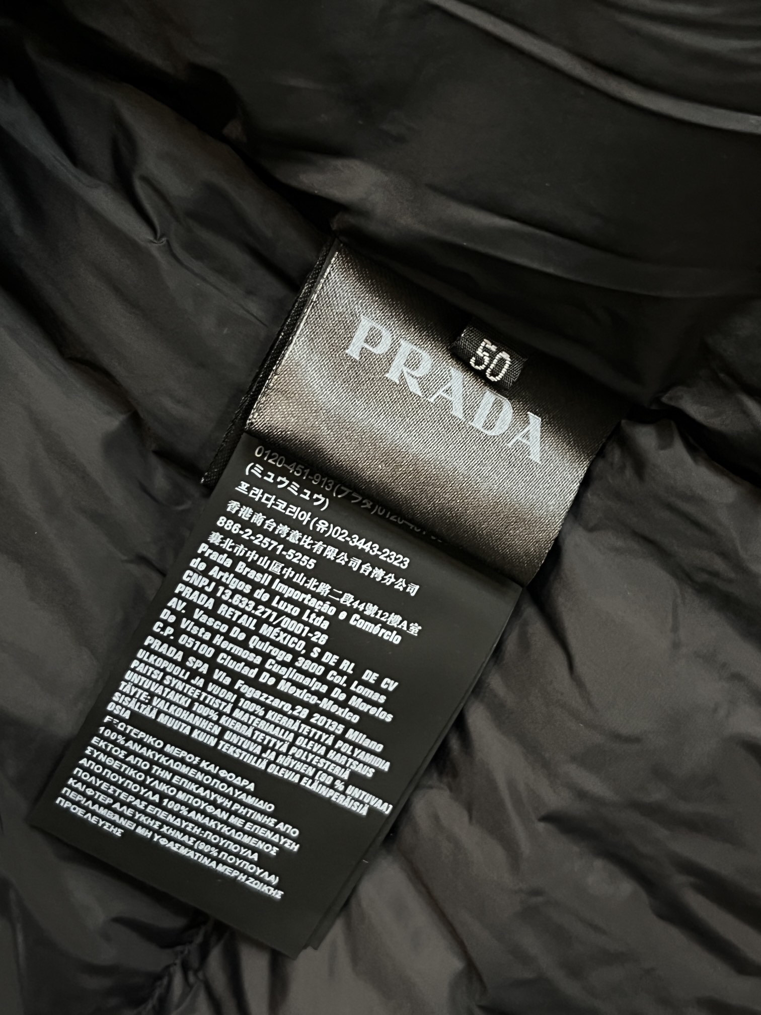 主推Prada2024秋冬新款羽绒️普拉达新款连帽设计羽绒服外套选用亮泽尼龙面料打造胸前经典印花设计lo