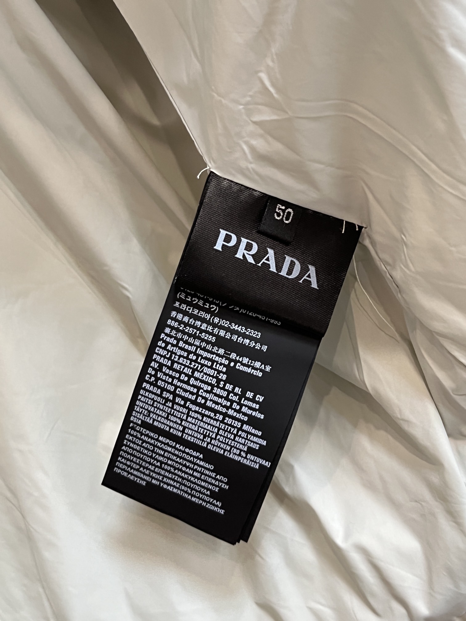 主推Prada2024秋冬新款羽绒️普拉达新款连帽设计羽绒服外套选用亮泽尼龙面料打造胸前经典印花设计lo