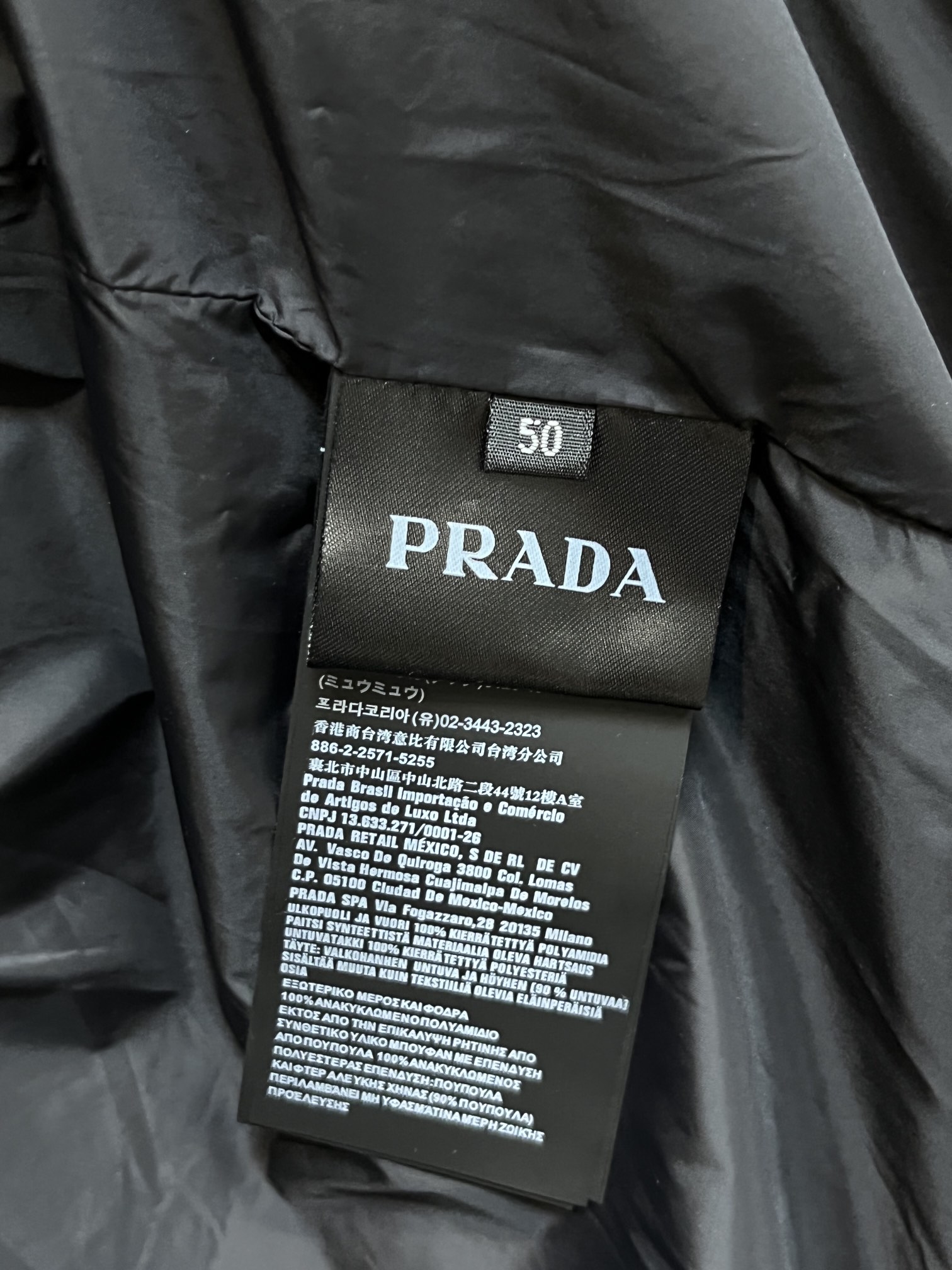 主推Prada2024秋冬新款羽绒️普拉达新款连帽设计羽绒服外套选用亮泽尼龙面料打造胸前经典印花设计lo