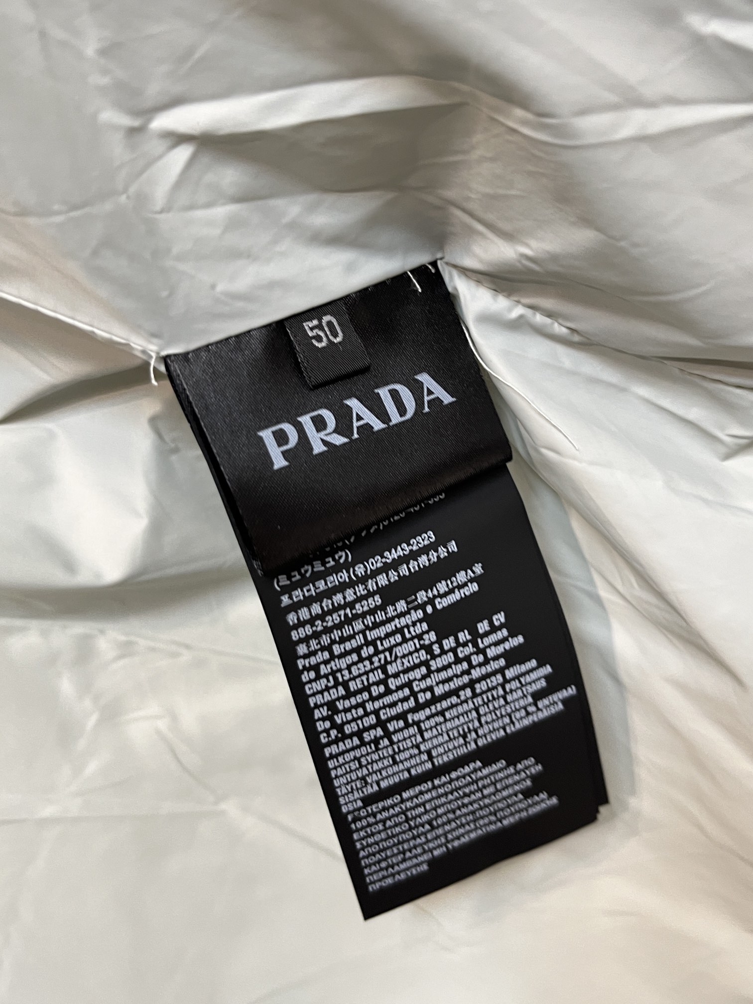 主推Prada2024秋冬新款羽绒️普拉达新款连帽设计羽绒服外套选用亮泽尼龙面料打造胸前经典印花设计lo