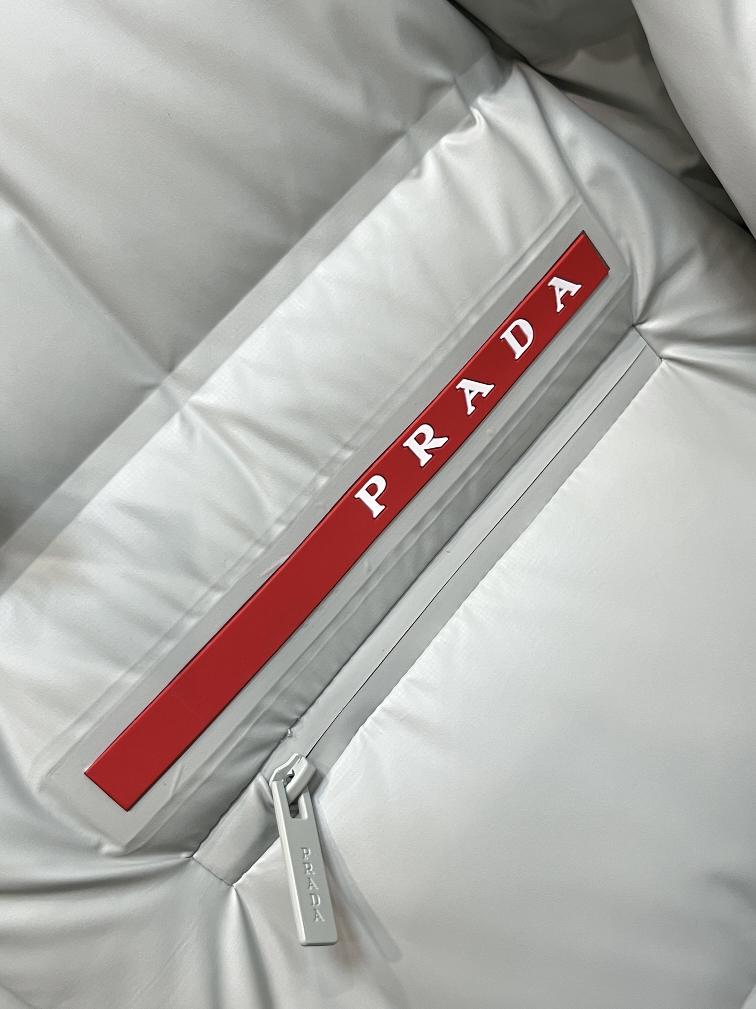 主推Prada2024秋冬新款羽绒️普拉达新款连帽设计羽绒服外套选用亮泽尼龙面料打造胸前经典印花设计lo