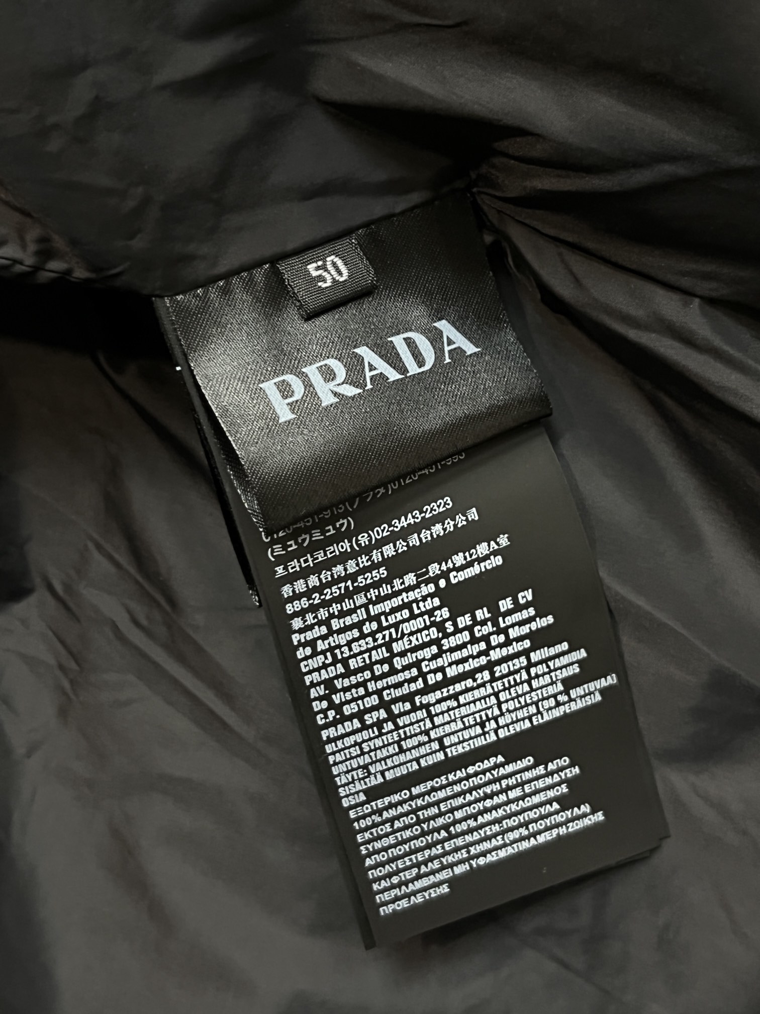 主推Prada2024秋冬新款羽绒️普拉达新款连帽设计羽绒服外套选用亮泽尼龙面料打造胸前经典印花设计lo