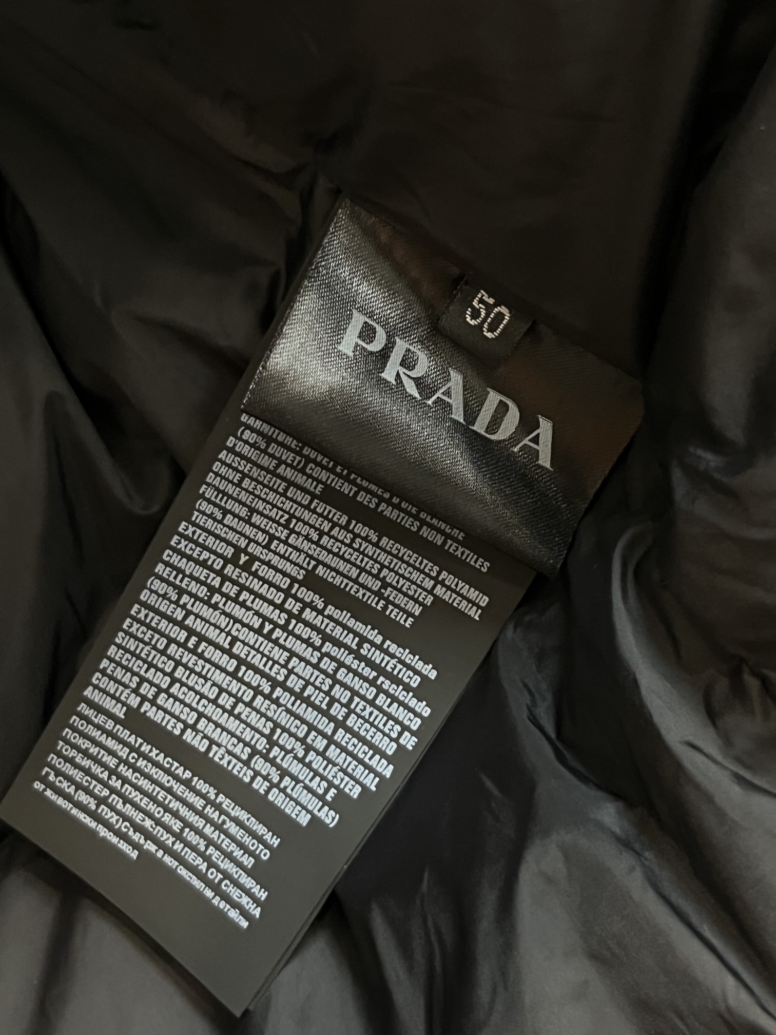 主推Prada2024秋冬新款羽绒️普拉达新款连帽设计羽绒服外套选用亮泽尼龙面料打造胸前经典印花设计lo