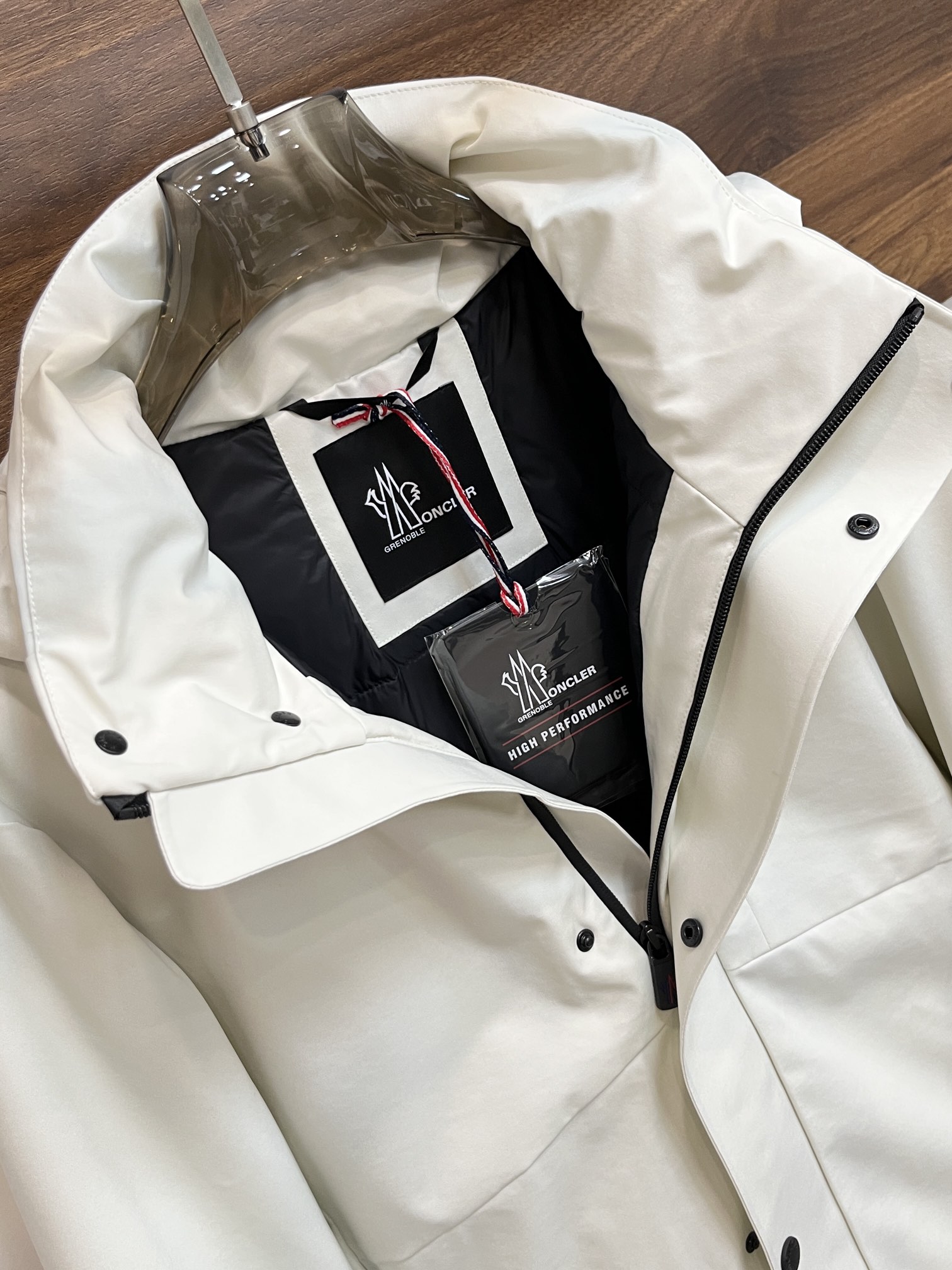 主推Moncler2024秋冬新款羽绒蒙口新款连帽设计羽绒服外套选用亮泽尼龙面料打造胸前经典印花设计lo