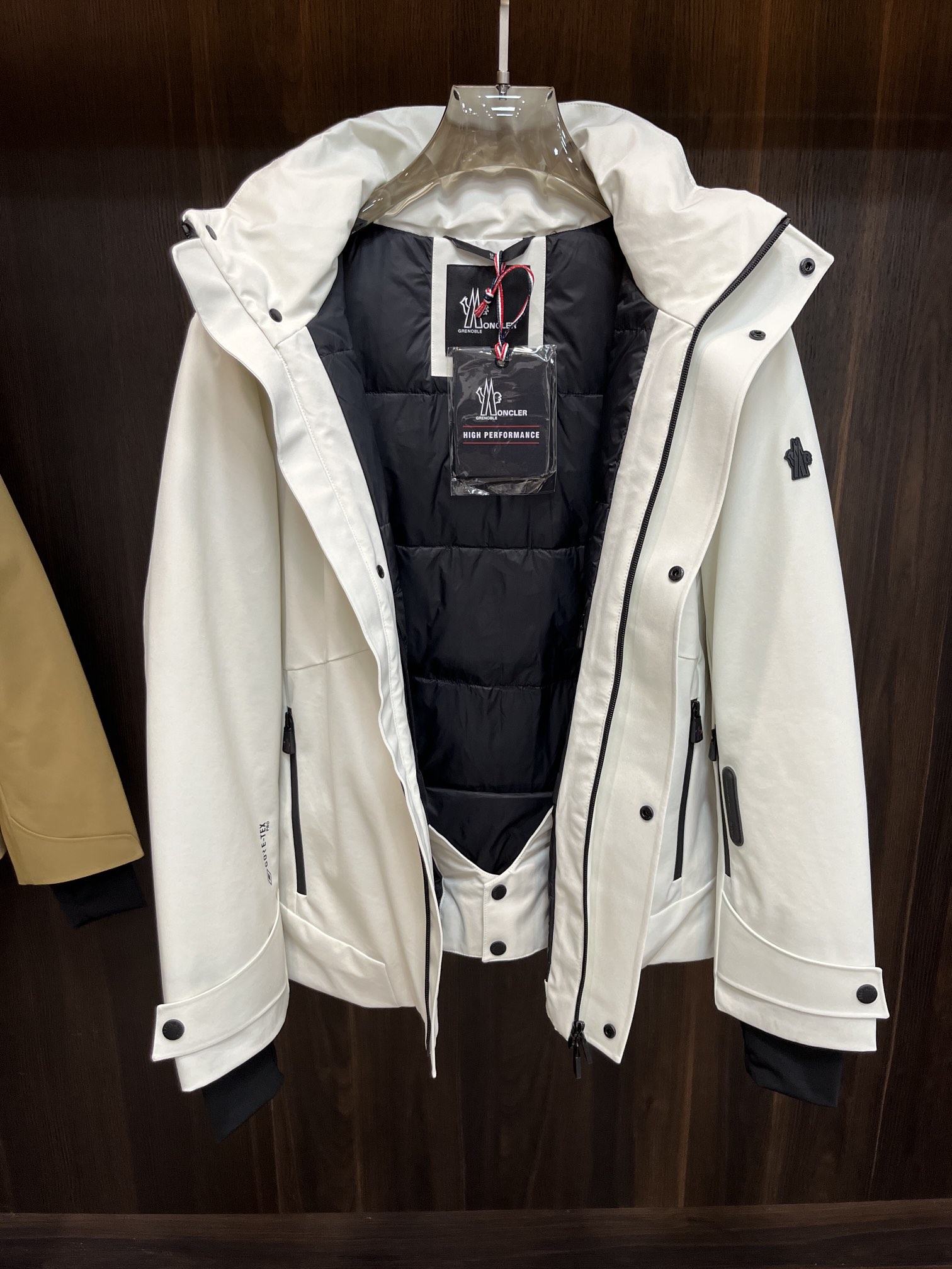 主推Moncler2024秋冬新款羽绒蒙口新款连帽设计羽绒服外套选用亮泽尼龙面料打造胸前经典印花设计lo