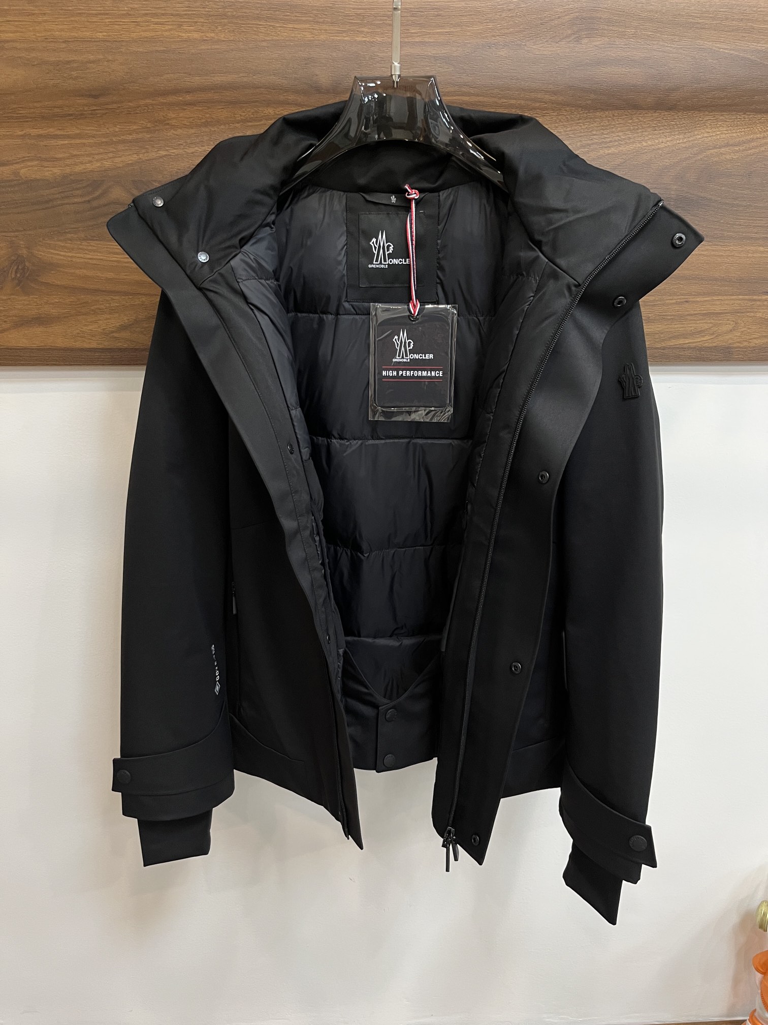 主推Moncler2024秋冬新款羽绒蒙口新款连帽设计羽绒服外套选用亮泽尼龙面料打造胸前经典印花设计lo