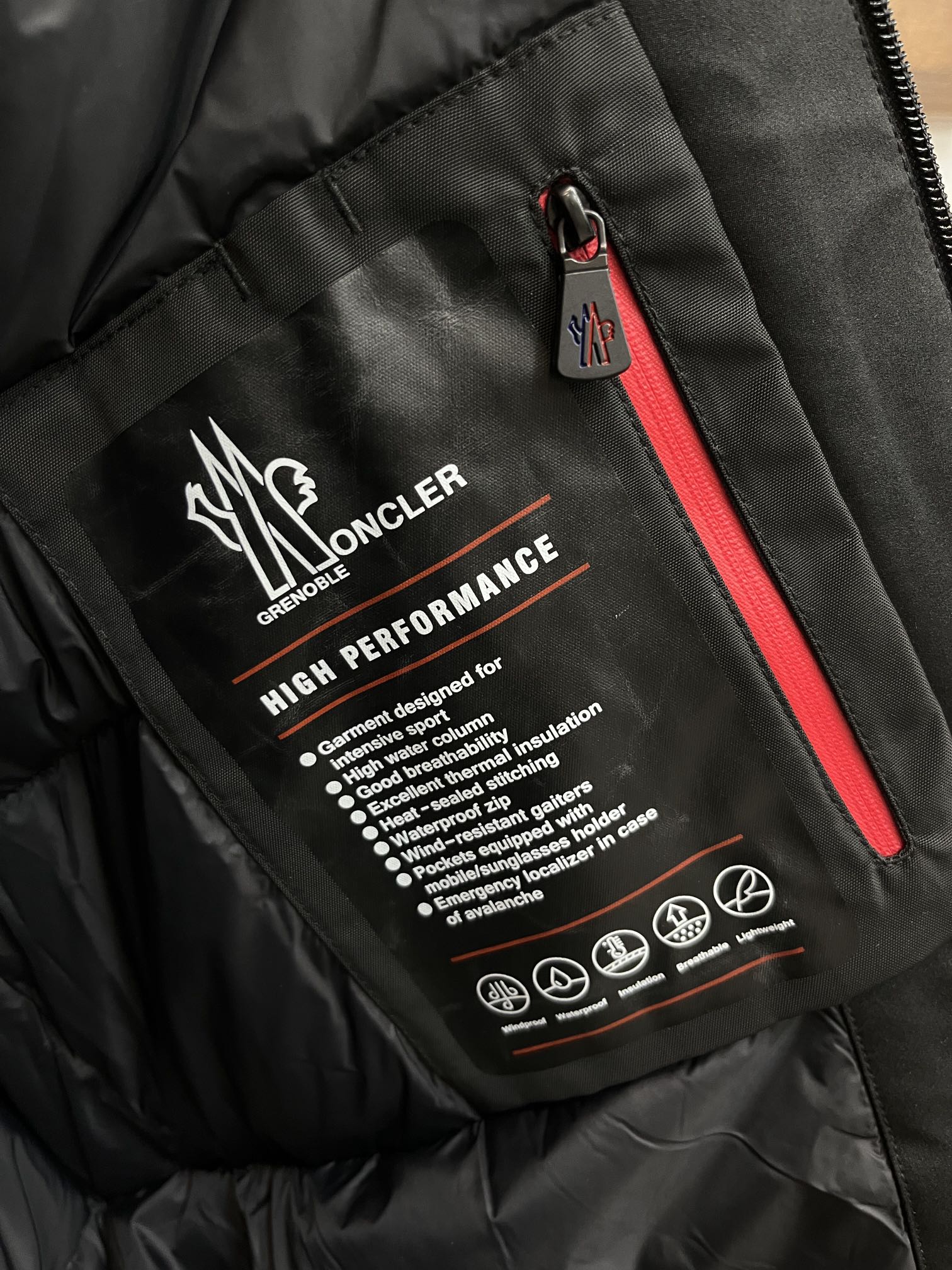 主推Moncler2024秋冬新款羽绒蒙口新款连帽设计羽绒服外套选用亮泽尼龙面料打造胸前经典印花设计lo