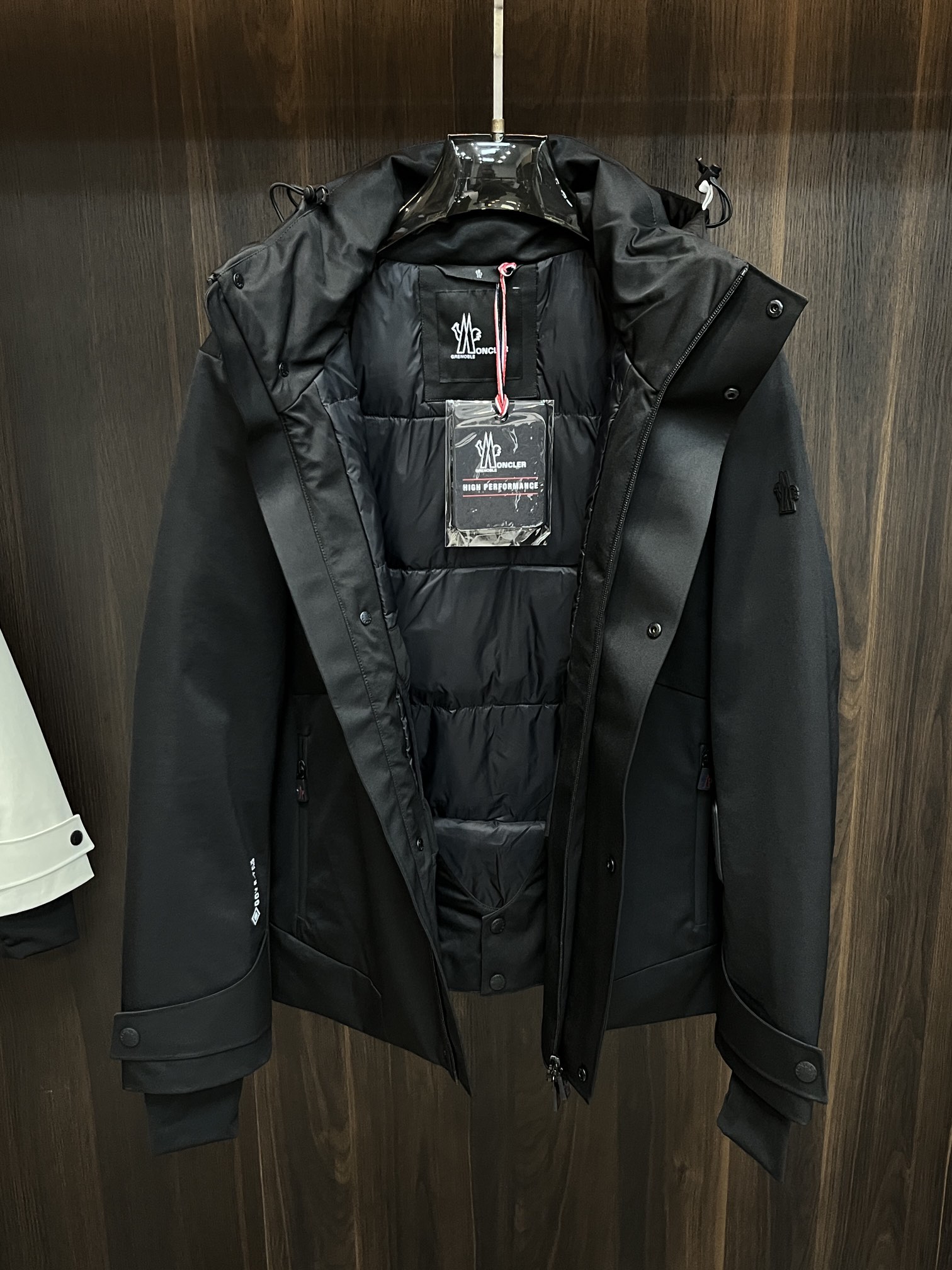 主推Moncler2024秋冬新款羽绒蒙口新款连帽设计羽绒服外套选用亮泽尼龙面料打造胸前经典印花设计lo