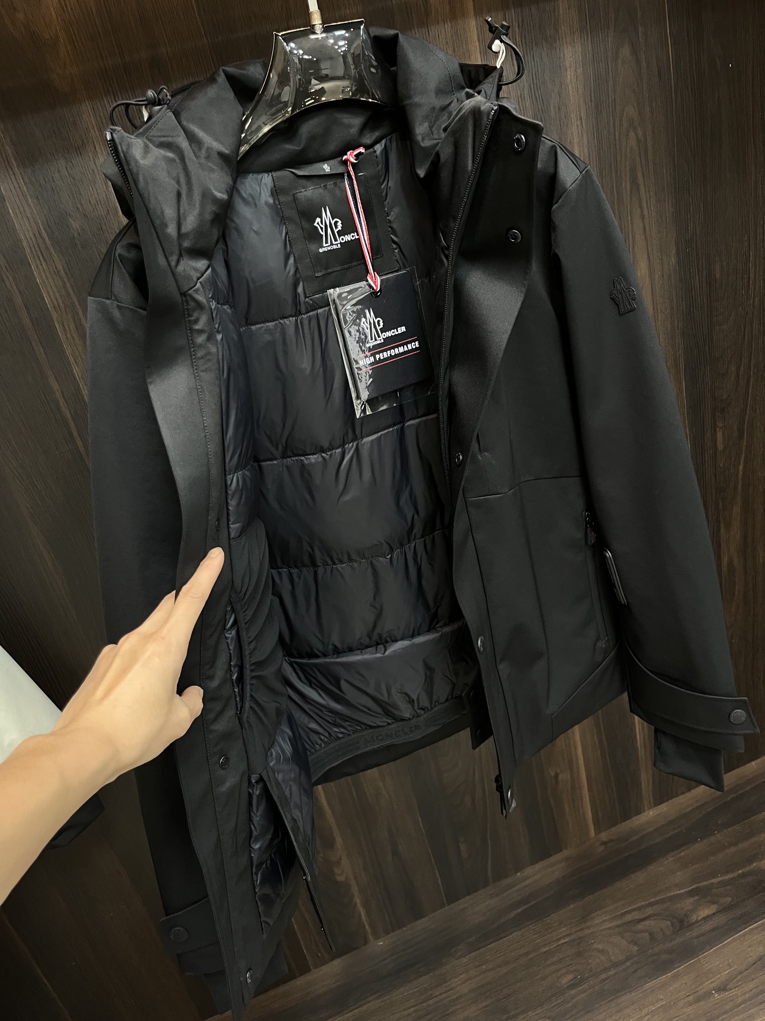 主推Moncler2024秋冬新款羽绒蒙口新款连帽设计羽绒服外套选用亮泽尼龙面料打造胸前经典印花设计lo